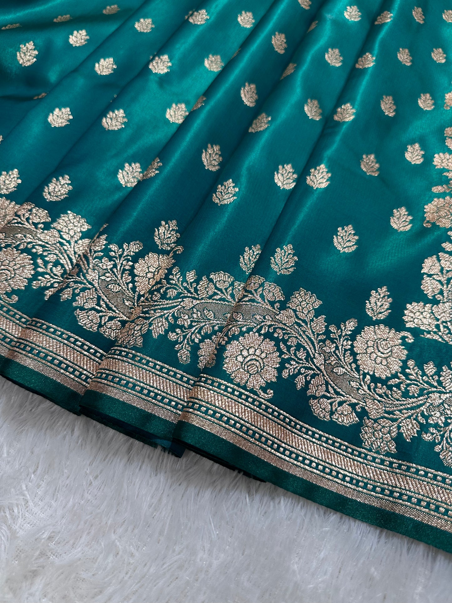 Elegant Rama Green Satin Silk Banarasi Saree with Delicate Floral Arch Border and Full-Bloomed Rose Butis
