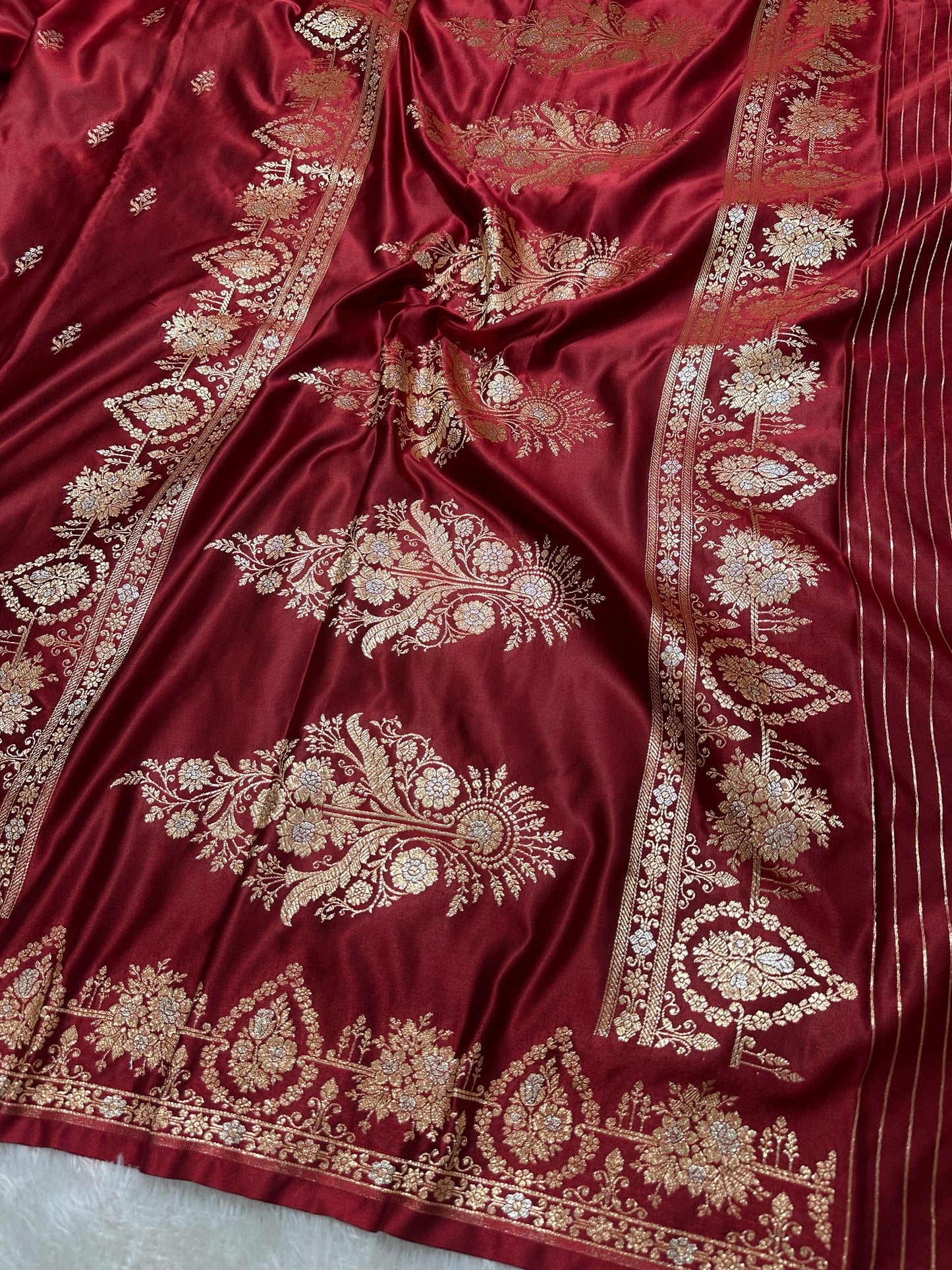 Elegant Maroon Katan Silk Banarasi Saree with Delicate Floral Arch Border and Full-Bloomed Rose Butis