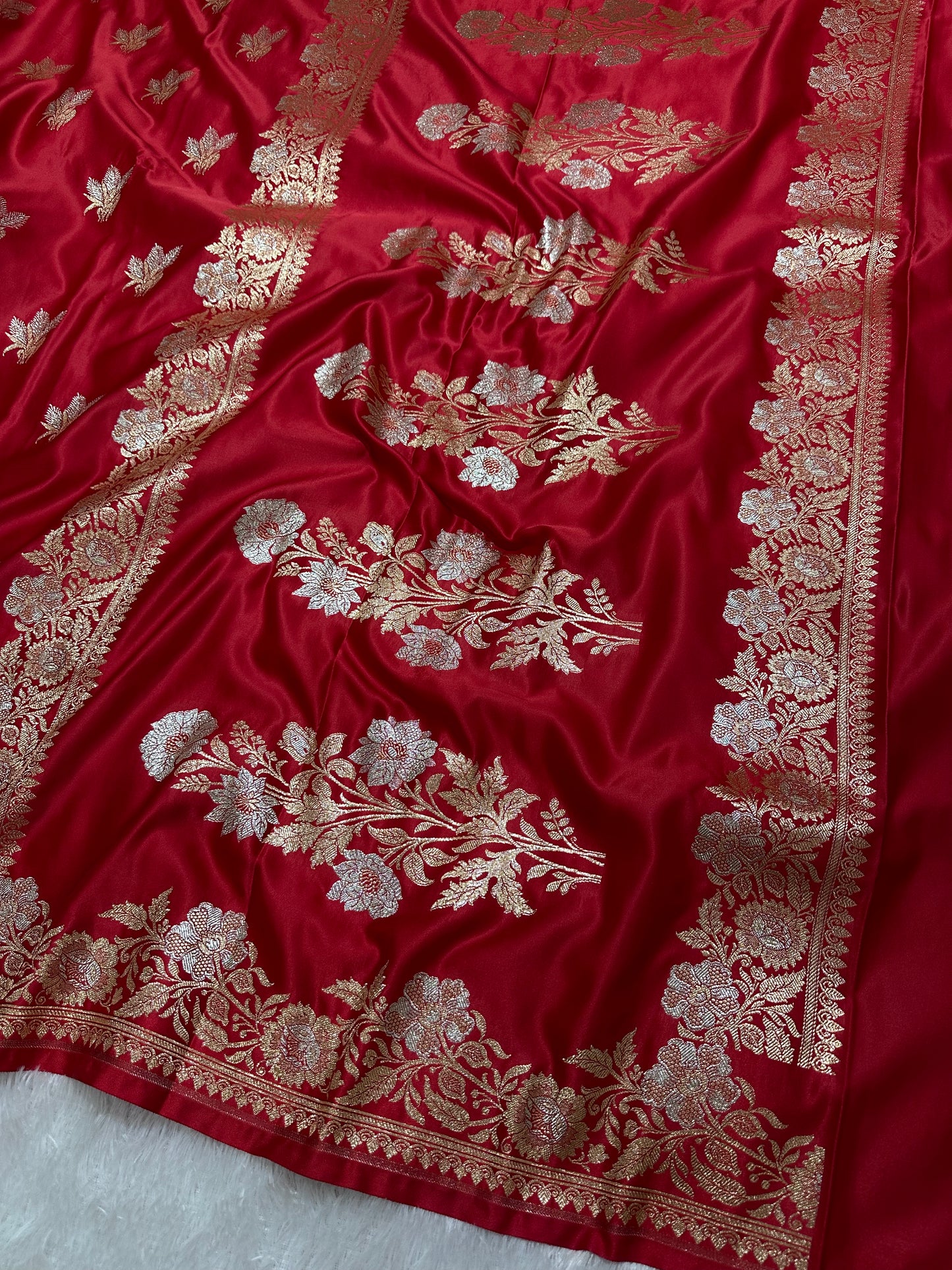 Elegant Tomato Red Katan Silk Banarasi Saree with Delicate Floral Arch Border and Traditional Bouquet Leaf Butis