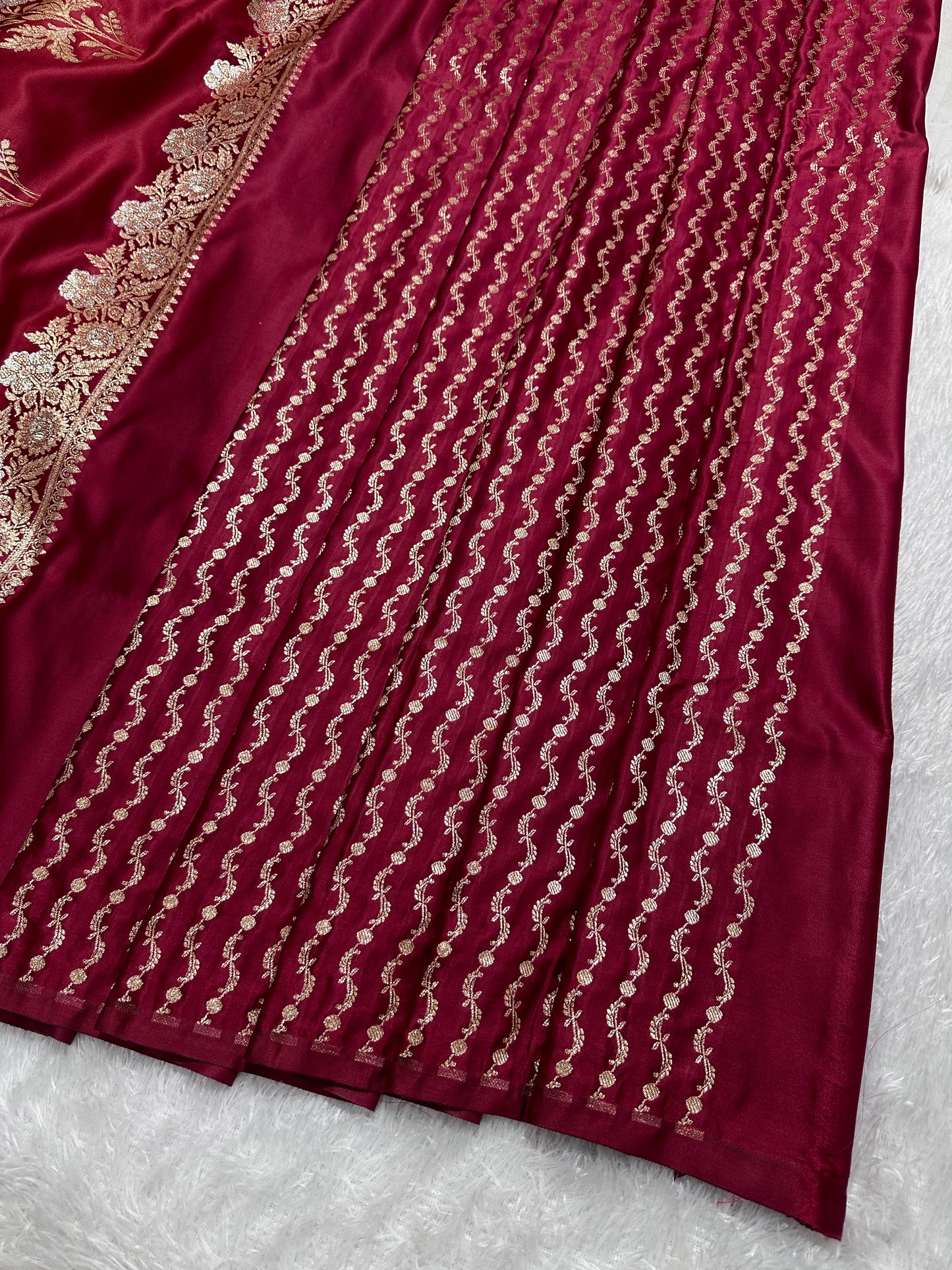Elegant Maroon Katan Silk Banarasi Saree with Delicate Floral Arch Border and Traditional Bouquet Leaf Butis