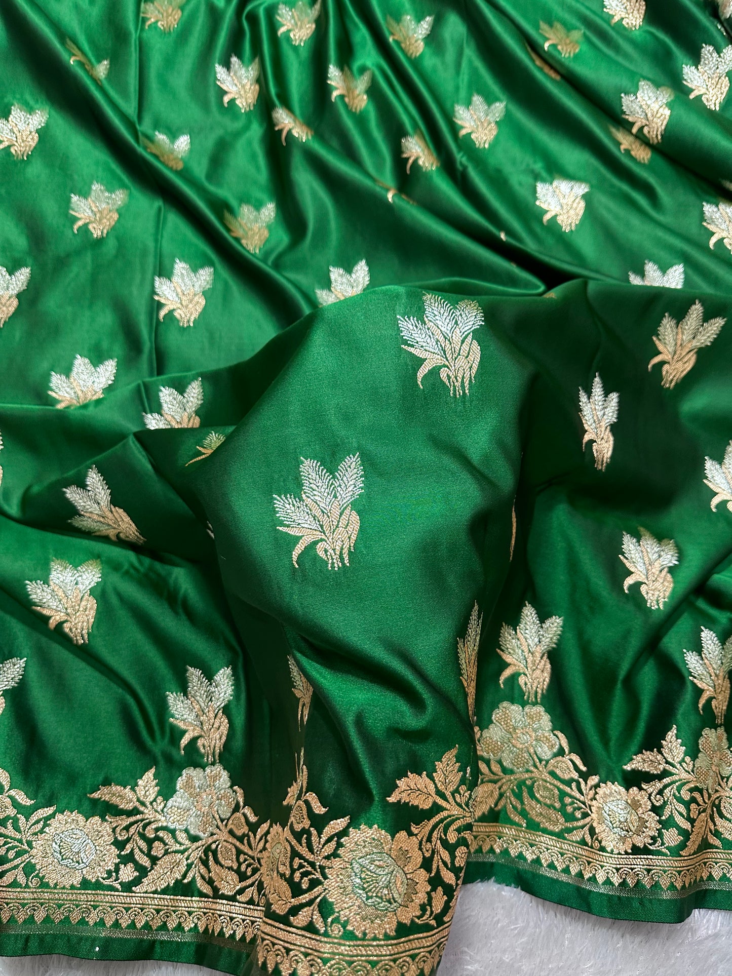 Premium Bottle Green Katan Silk Banarasi Saree with Delicate Floral Arch Border and Traditional Bouquet Leaf Butis