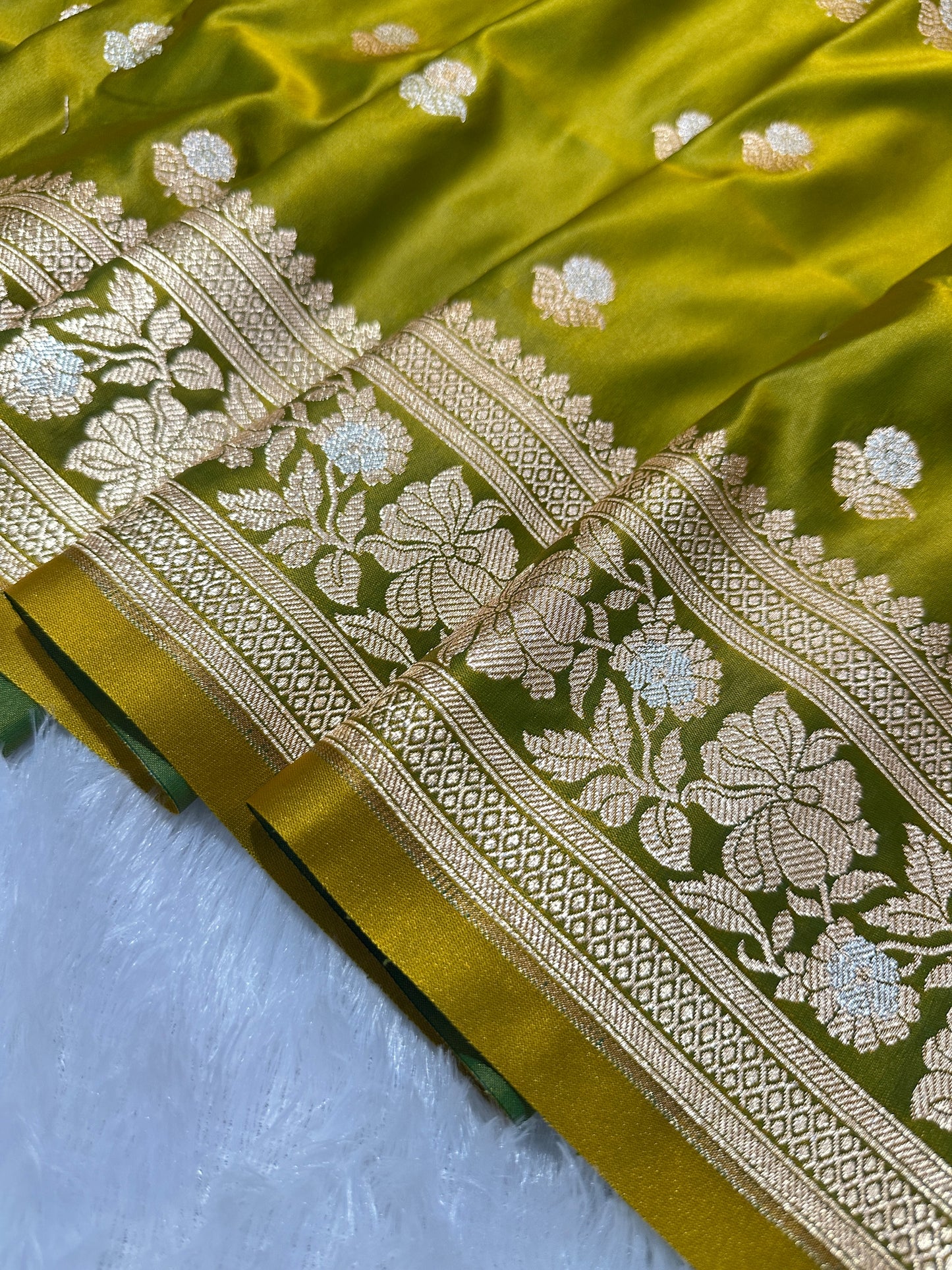 Premium Moss Green Banarasi Silk Saree With Rich Gold & Silver Double Zari Weaving