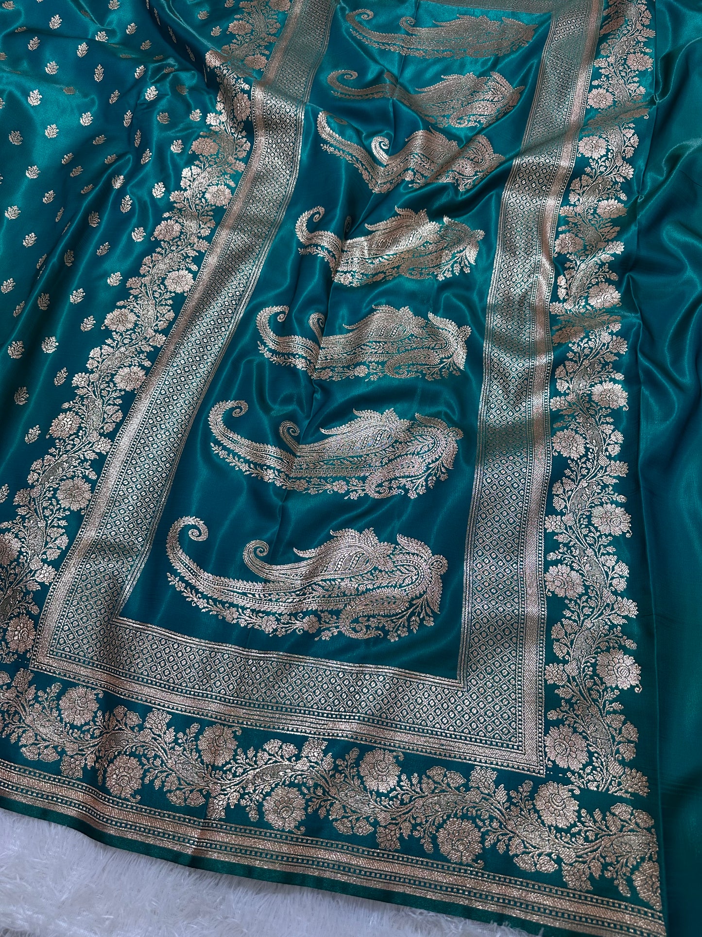 Elegant Rama Green Satin Silk Banarasi Saree with Delicate Floral Arch Border and Full-Bloomed Rose Butis