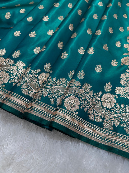 Elegant Rama Green Satin Silk Banarasi Saree with Delicate Floral Arch Border and Full-Bloomed Rose Butis