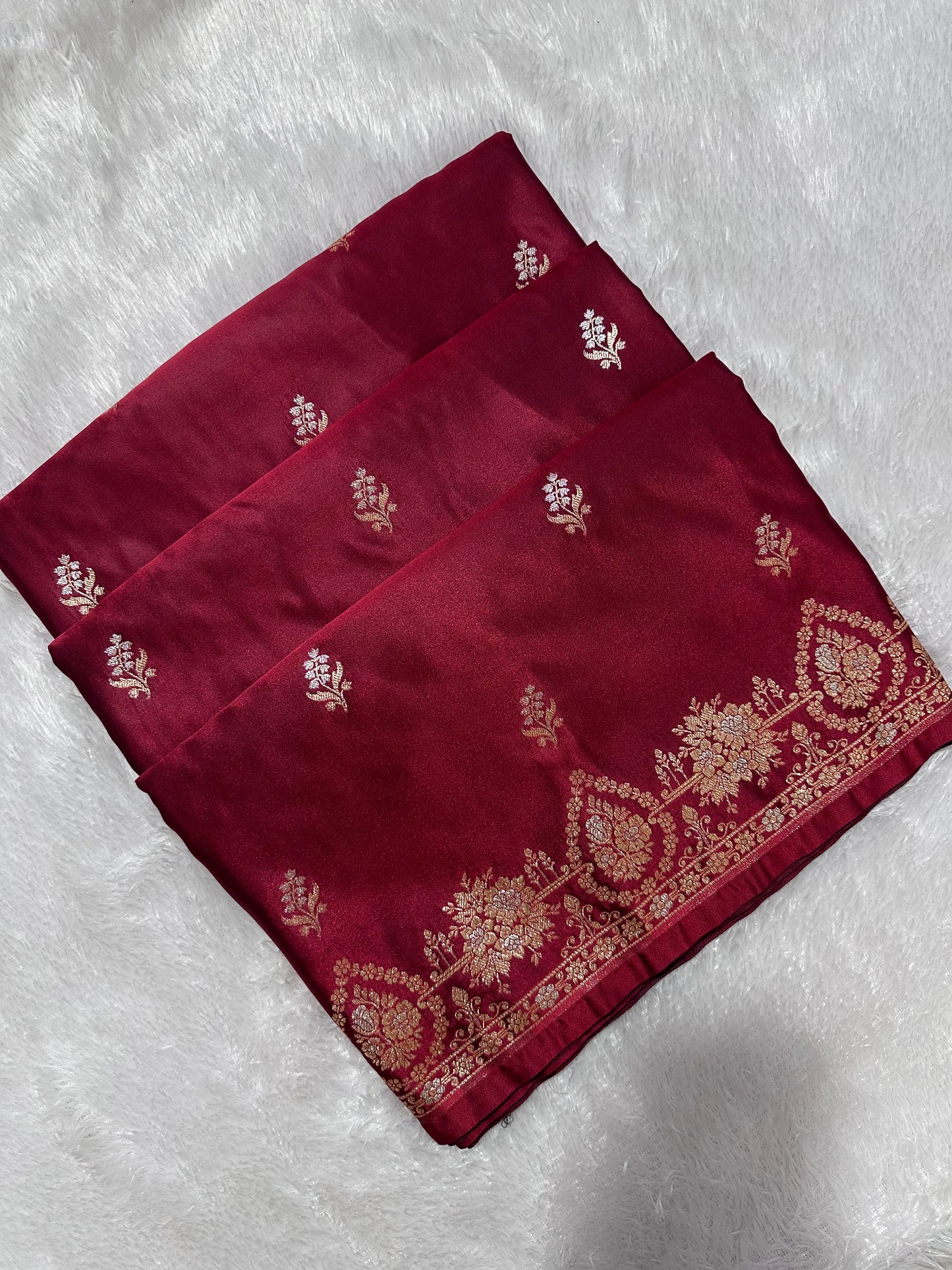 Elegant Maroon Katan Silk Banarasi Saree with Delicate Floral Arch Border and Full-Bloomed Rose Butis