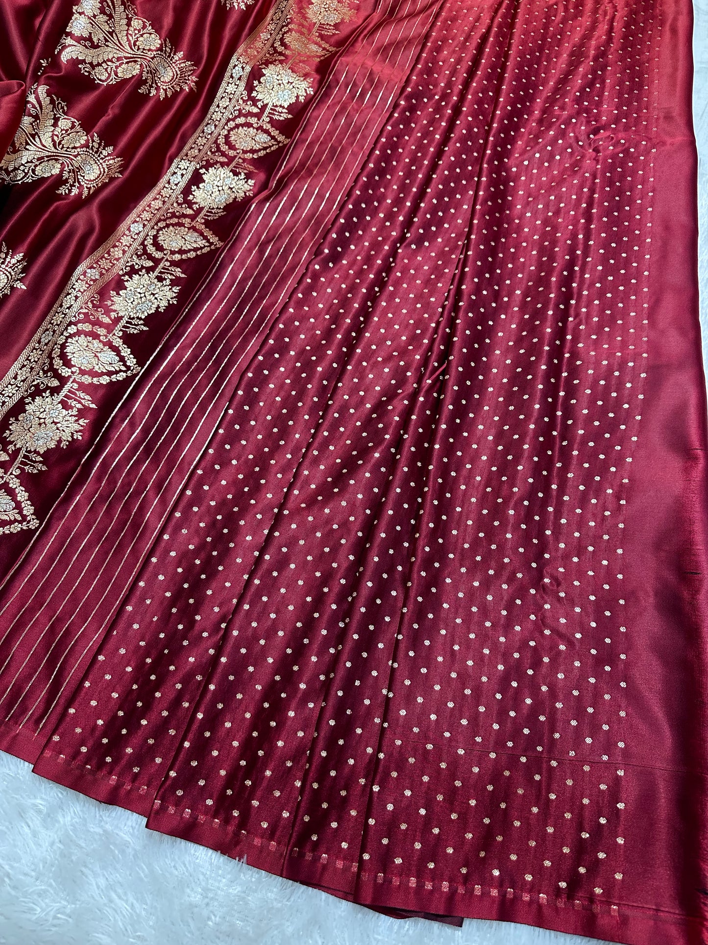 Elegant Maroon Katan Silk Banarasi Saree with Delicate Floral Arch Border and Full-Bloomed Rose Butis