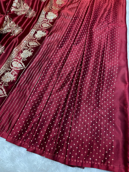 Elegant Maroon Katan Silk Banarasi Saree with Delicate Floral Arch Border and Full-Bloomed Rose Butis