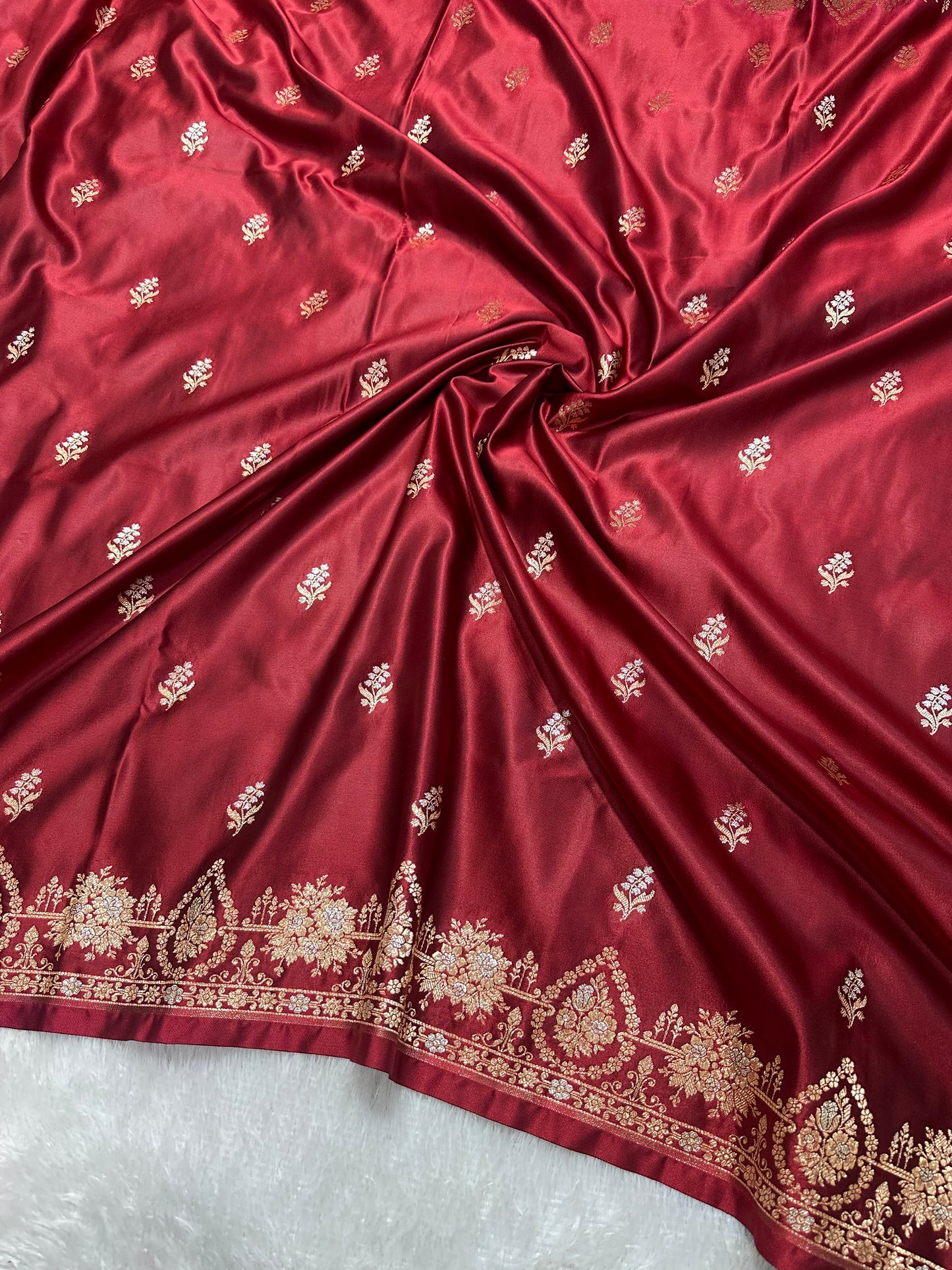 Elegant Maroon Katan Silk Banarasi Saree with Delicate Floral Arch Border and Full-Bloomed Rose Butis