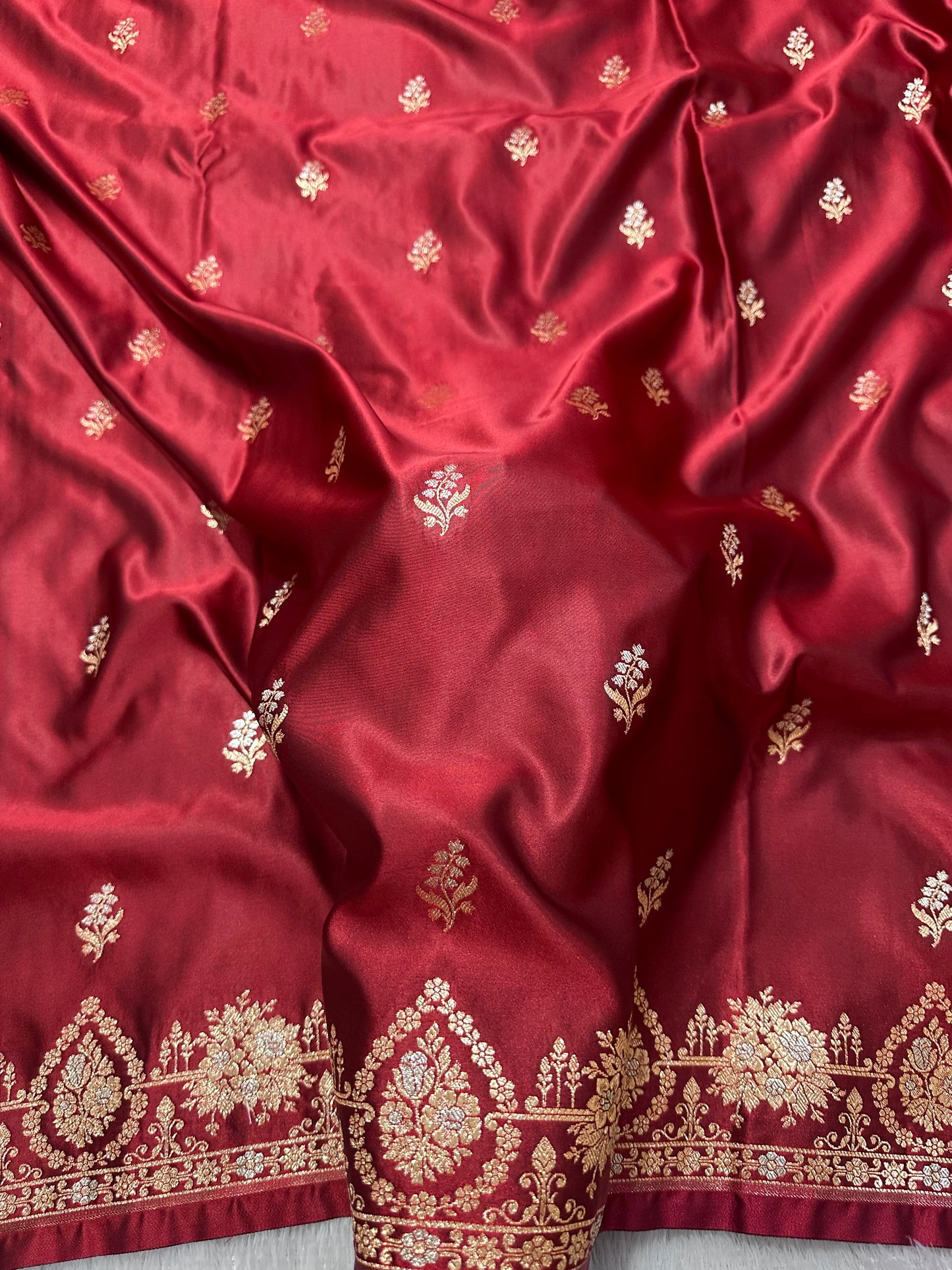 Elegant Maroon Katan Silk Banarasi Saree with Delicate Floral Arch Border and Full-Bloomed Rose Butis