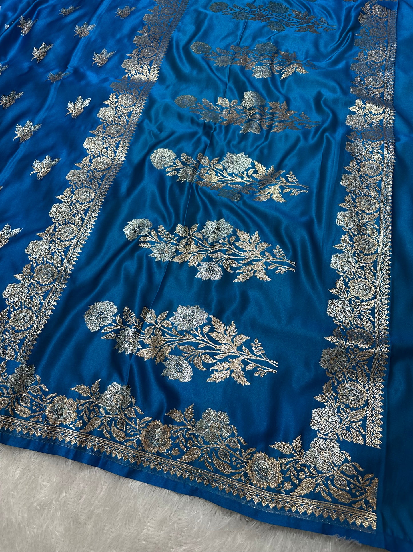 Elegant Firozi Blue Katan Silk Banarasi Saree with Delicate Floral Arch Border and Traditional Bouquet Leaf Butis