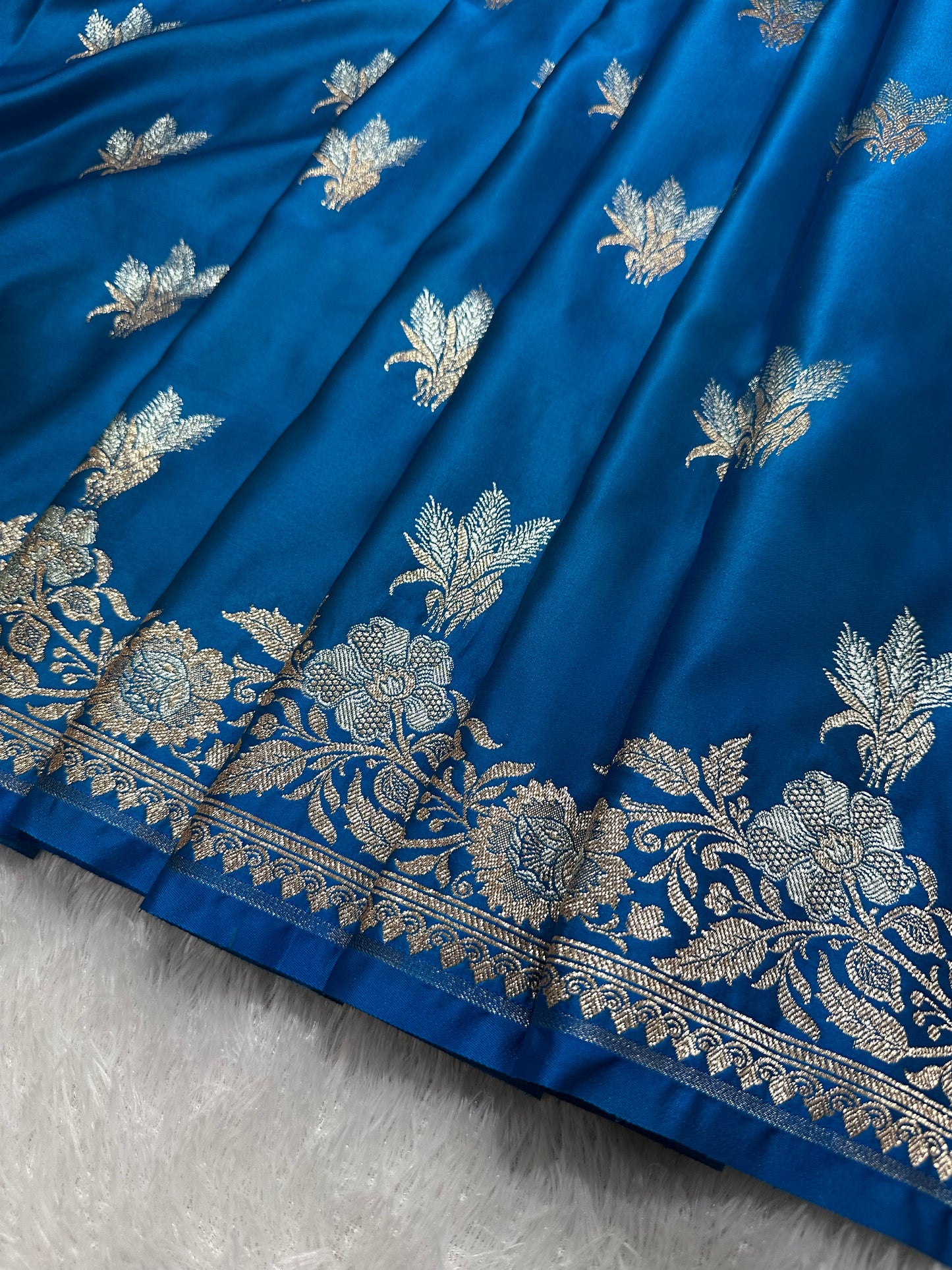 Elegant Firozi Blue Katan Silk Banarasi Saree with Delicate Floral Arch Border and Traditional Bouquet Leaf Butis