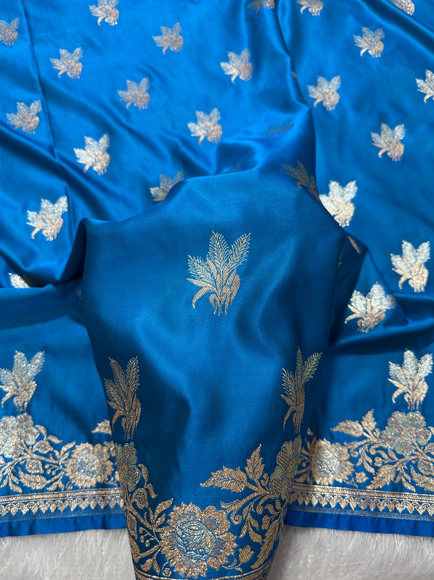 Elegant Firozi Blue Katan Silk Banarasi Saree with Delicate Floral Arch Border and Traditional Bouquet Leaf Butis