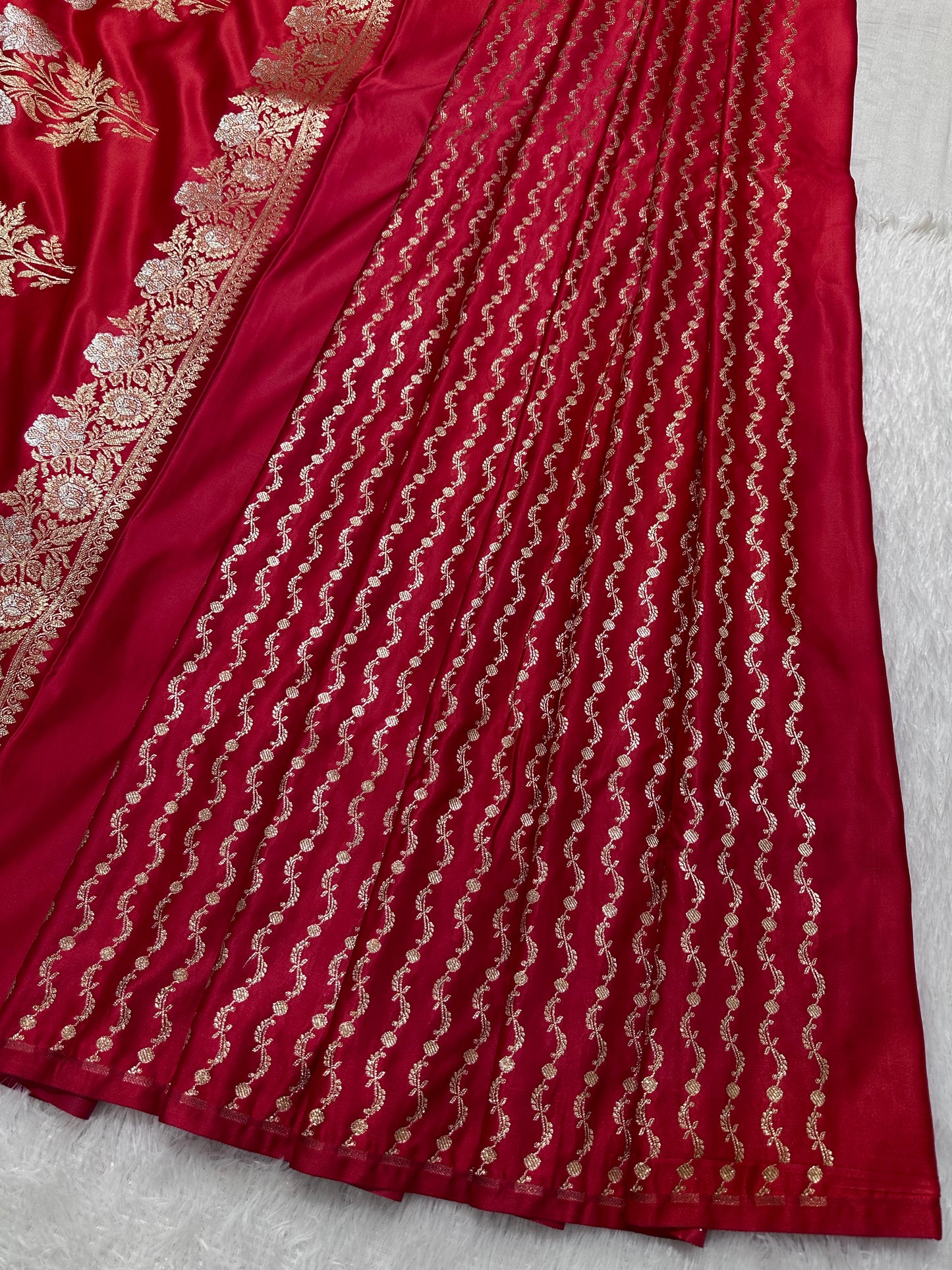 Elegant Tomato Red Katan Silk Banarasi Saree with Delicate Floral Arch Border and Traditional Bouquet Leaf Butis