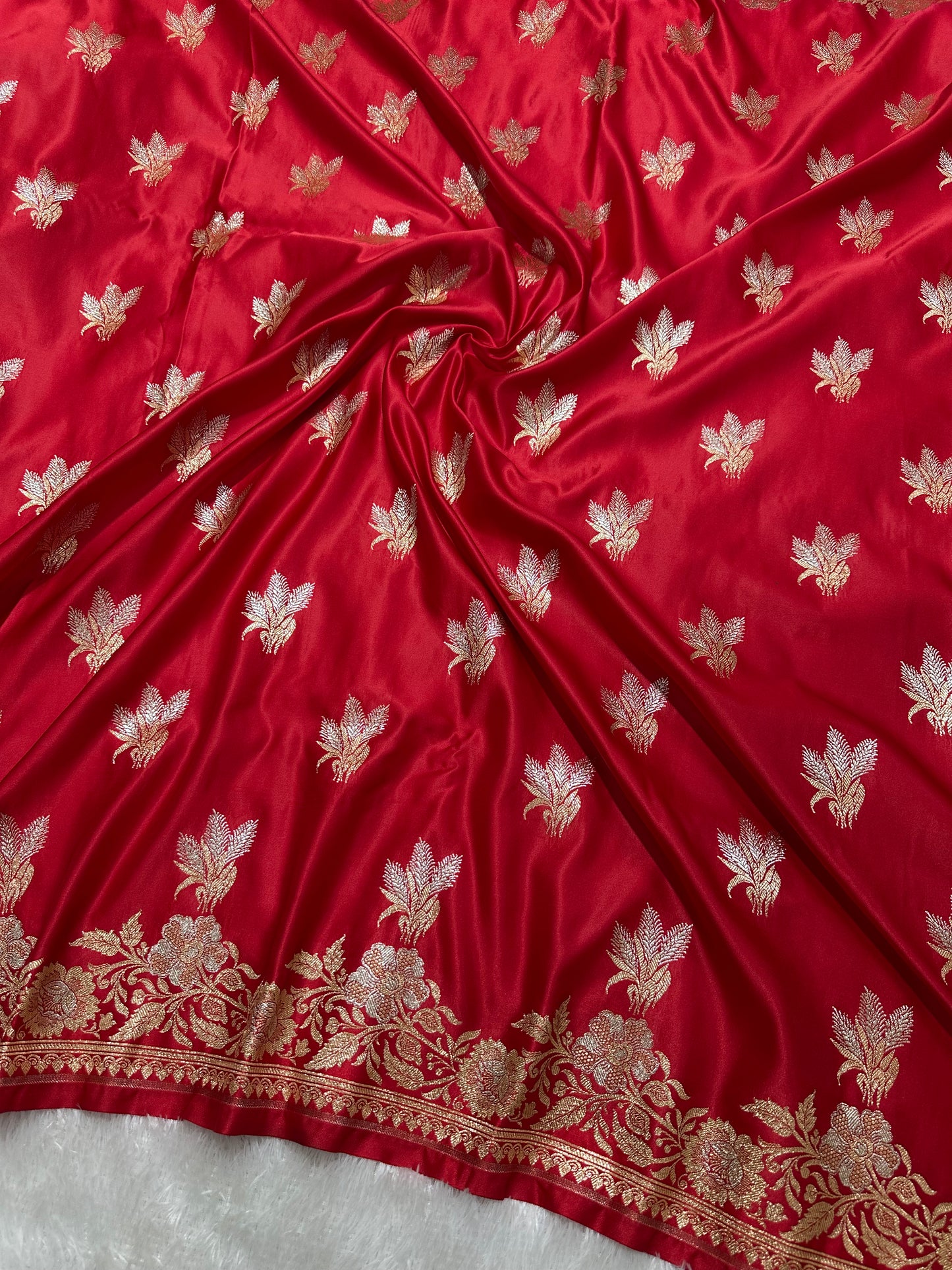 Elegant Tomato Red Katan Silk Banarasi Saree with Delicate Floral Arch Border and Traditional Bouquet Leaf Butis