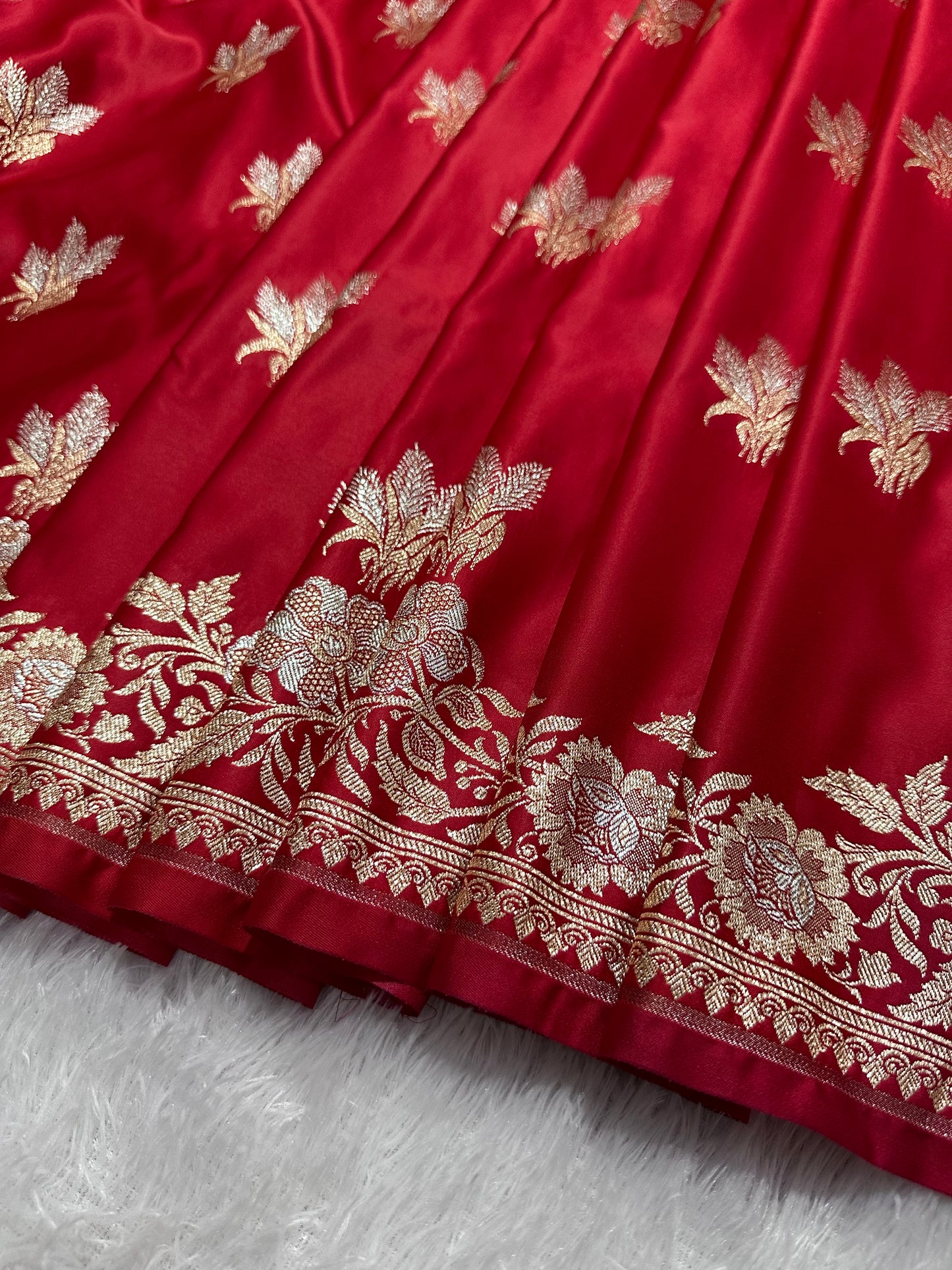 Elegant Tomato Red Katan Silk Banarasi Saree with Delicate Floral Arch Border and Traditional Bouquet Leaf Butis