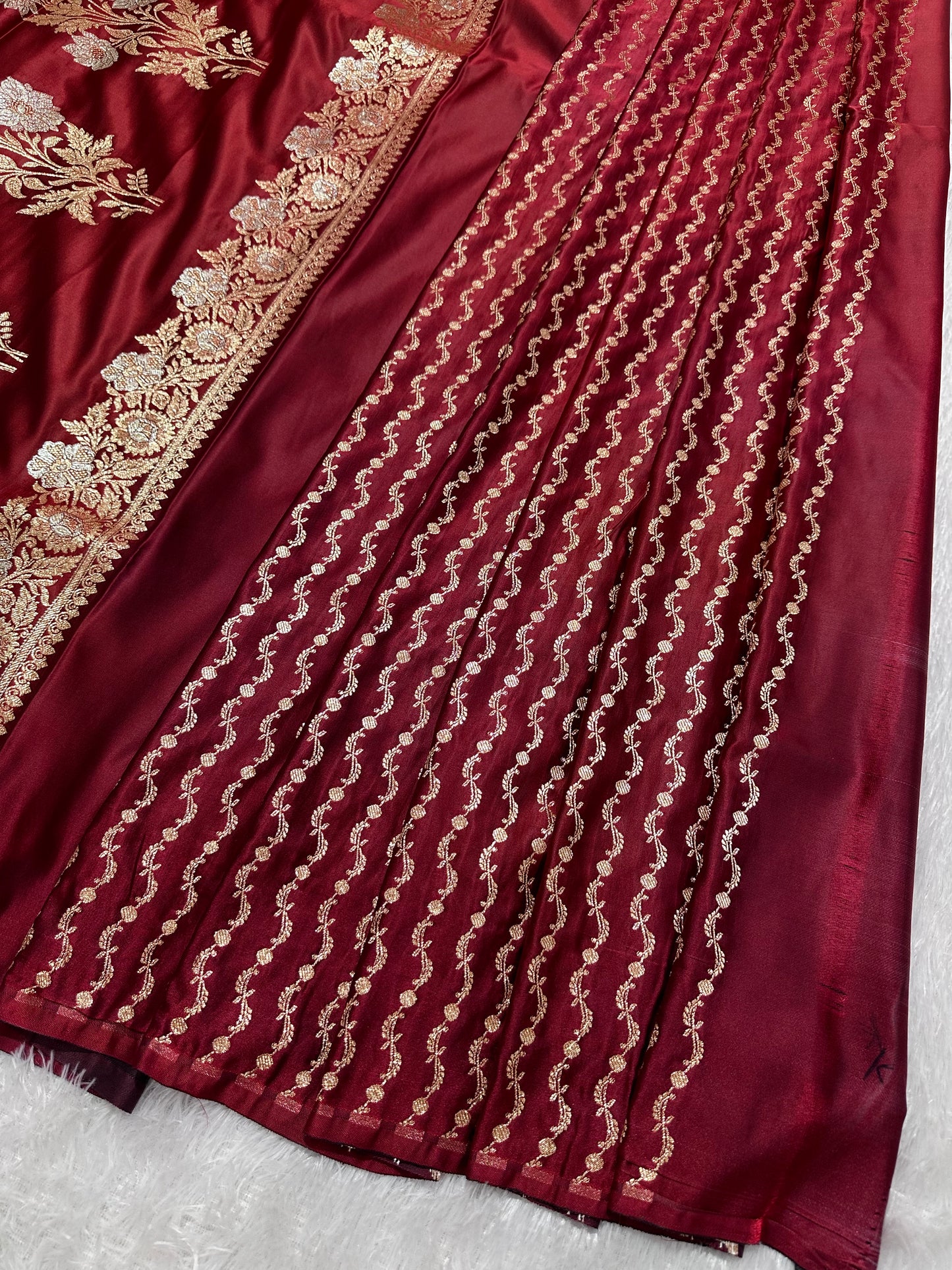 Elegant Maroon Katan Silk Banarasi Saree with Delicate Floral Arch Border and Traditional Bouquet Leaf Butis