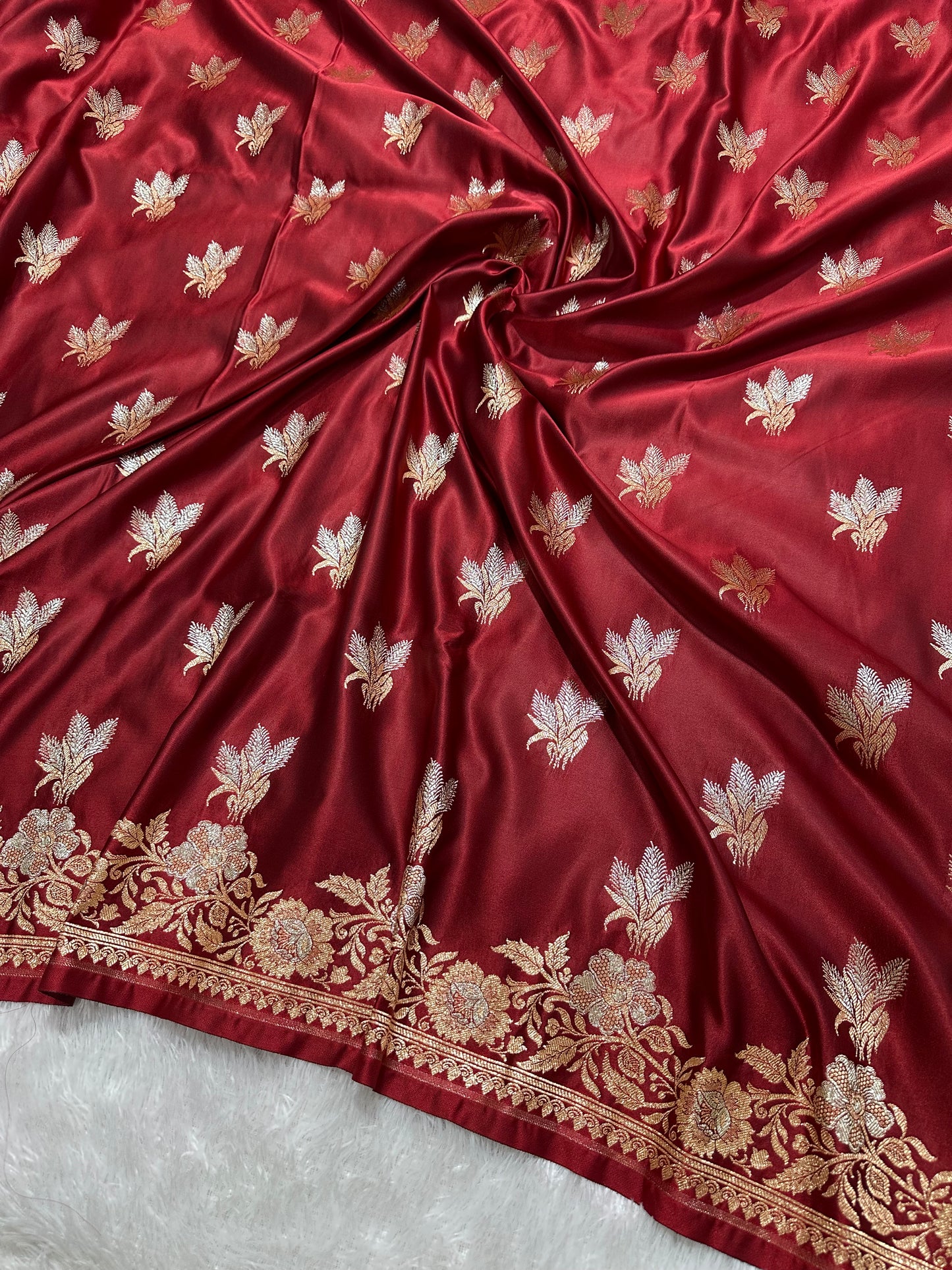 Elegant Maroon Katan Silk Banarasi Saree with Delicate Floral Arch Border and Traditional Bouquet Leaf Butis