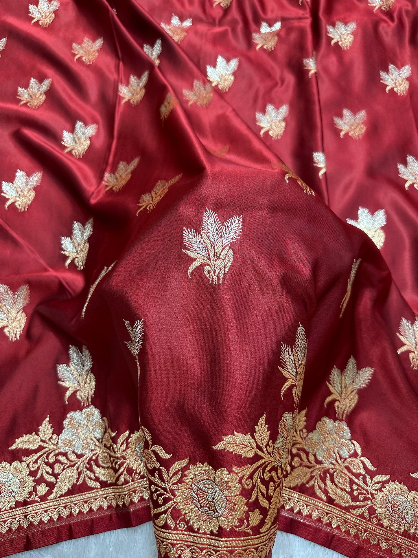 Elegant Maroon Katan Silk Banarasi Saree with Delicate Floral Arch Border and Traditional Bouquet Leaf Butis