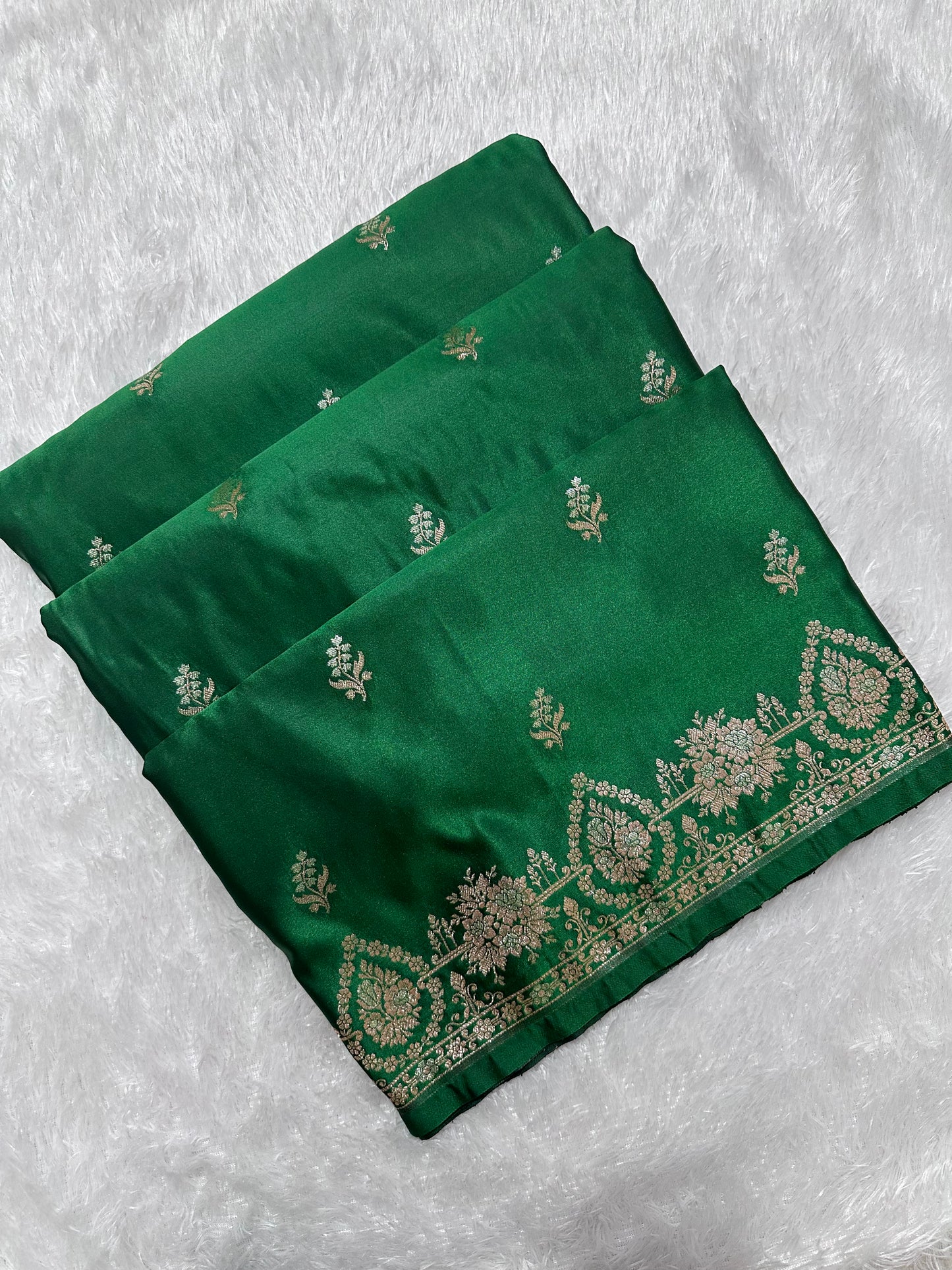Elegant Leaf Green Katan Silk Banarasi Saree with Delicate Floral Arch Border and Full-Bloomed Rose Butis