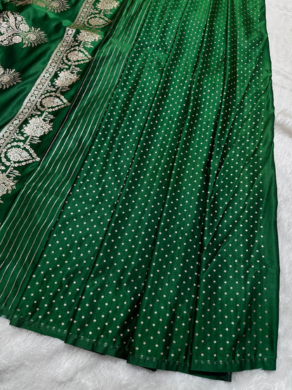 Elegant Leaf Green Katan Silk Banarasi Saree with Delicate Floral Arch Border and Full-Bloomed Rose Butis