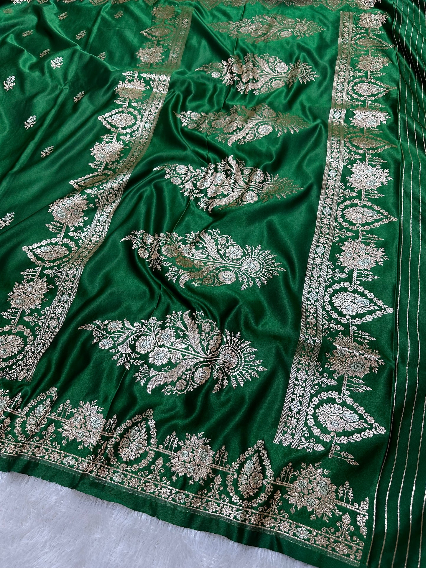 Elegant Leaf Green Katan Silk Banarasi Saree with Delicate Floral Arch Border and Full-Bloomed Rose Butis