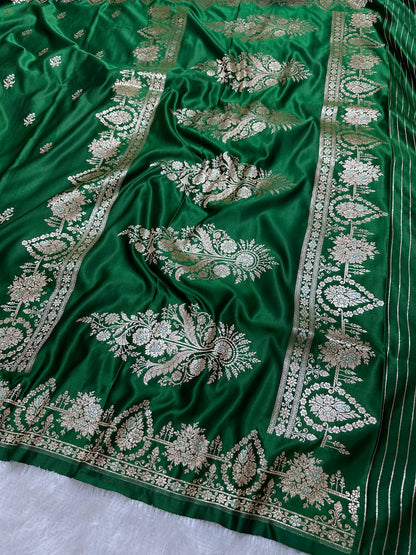 Elegant Leaf Green Katan Silk Banarasi Saree with Delicate Floral Arch Border and Full-Bloomed Rose Butis