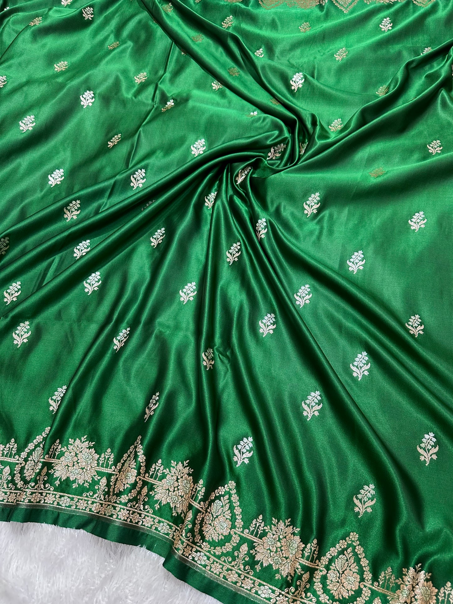 Elegant Leaf Green Katan Silk Banarasi Saree with Delicate Floral Arch Border and Full-Bloomed Rose Butis