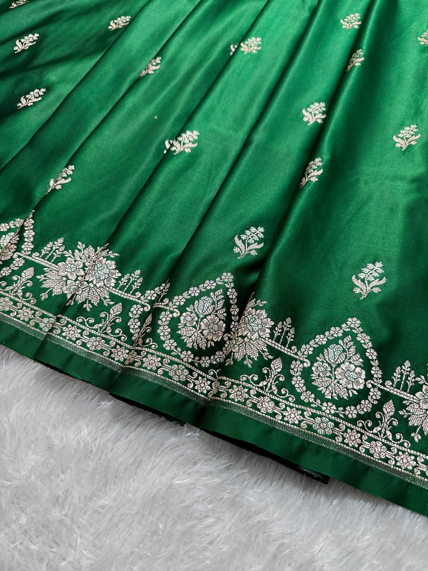 Elegant Leaf Green Katan Silk Banarasi Saree with Delicate Floral Arch Border and Full-Bloomed Rose Butis