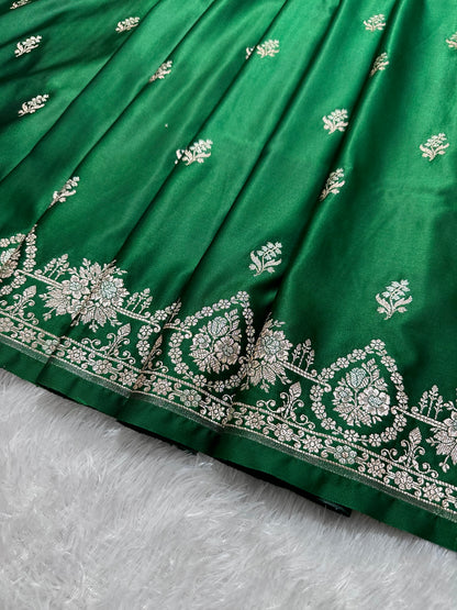 Elegant Leaf Green Katan Silk Banarasi Saree with Delicate Floral Arch Border and Full-Bloomed Rose Butis