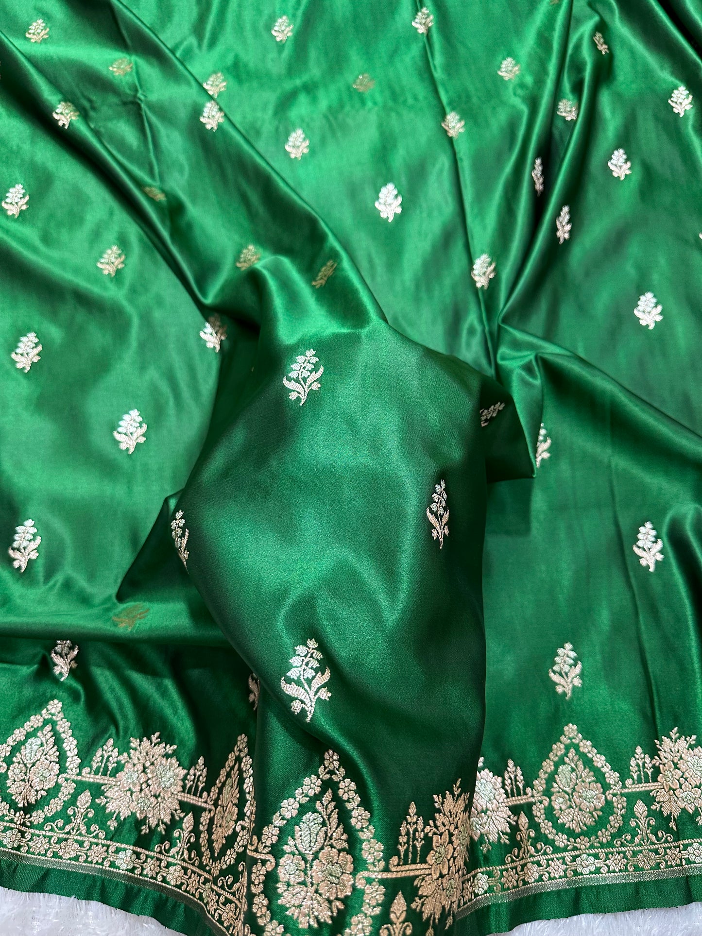 Elegant Leaf Green Katan Silk Banarasi Saree with Delicate Floral Arch Border and Full-Bloomed Rose Butis