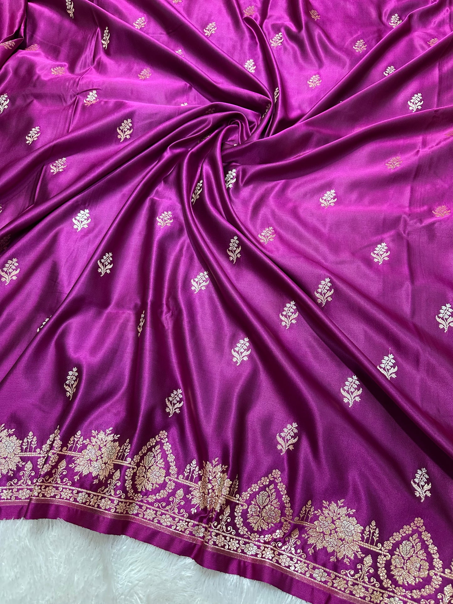 Elegant Purple Katan Silk Banarasi Saree with Delicate Floral Arch Border and Full-Bloomed Rose Butis