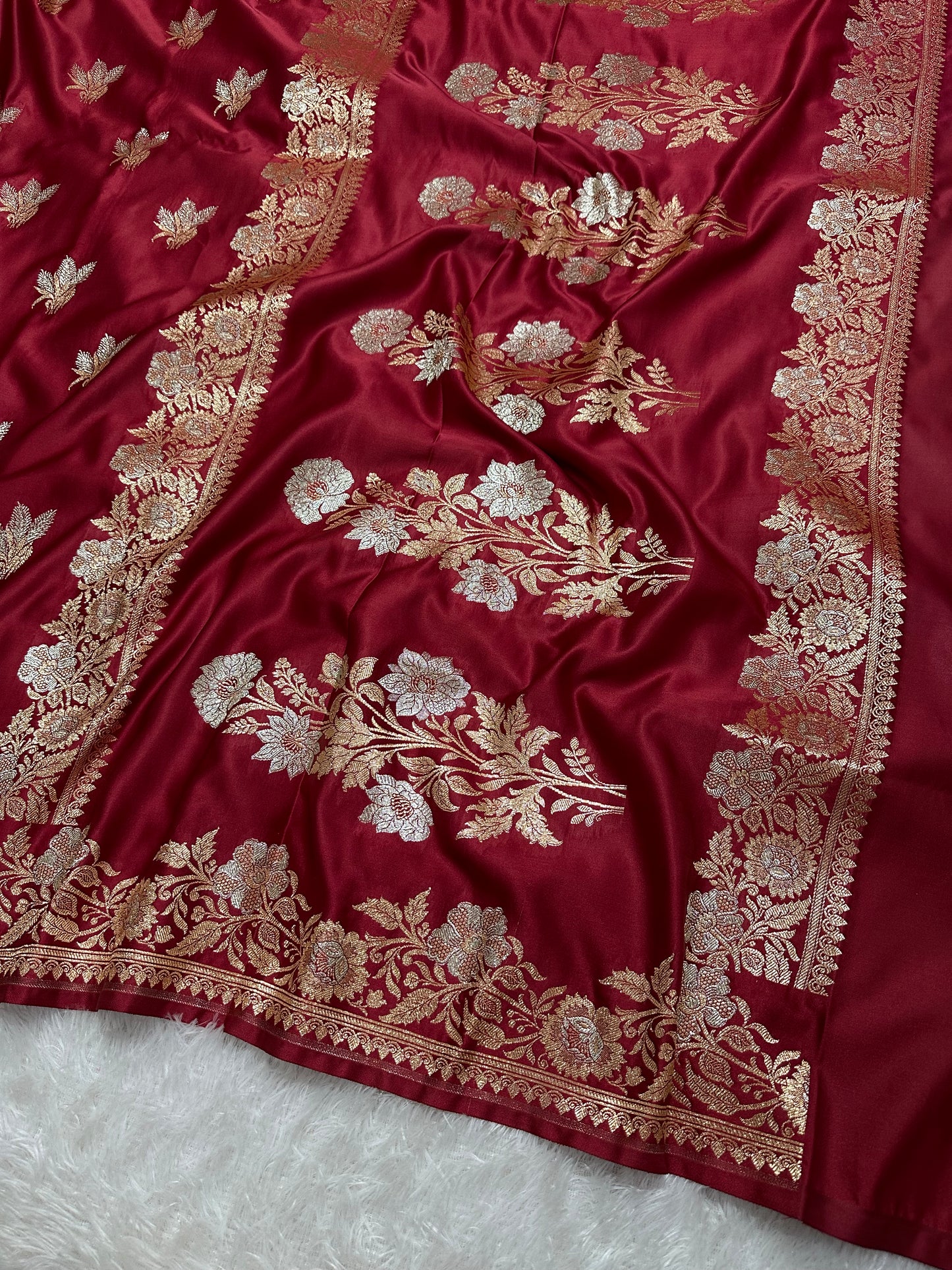 Elegant Maroon Katan Silk Banarasi Saree with Delicate Floral Arch Border and Traditional Bouquet Leaf Butis