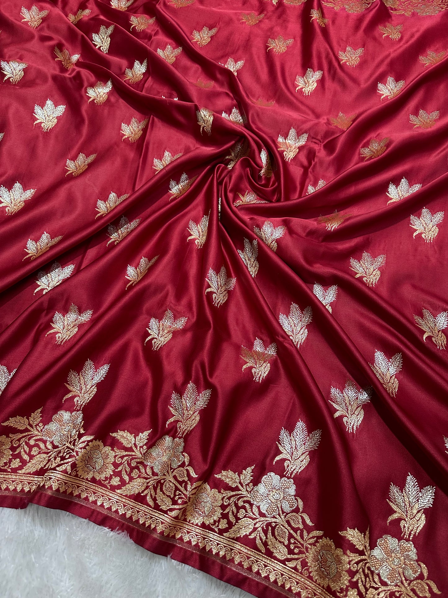 Elegant Maroon Katan Silk Banarasi Saree with Delicate Floral Arch Border and Traditional Bouquet Leaf Butis