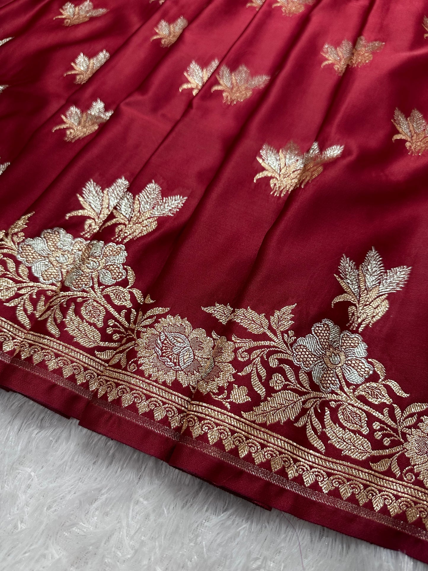 Elegant Maroon Katan Silk Banarasi Saree with Delicate Floral Arch Border and Traditional Bouquet Leaf Butis