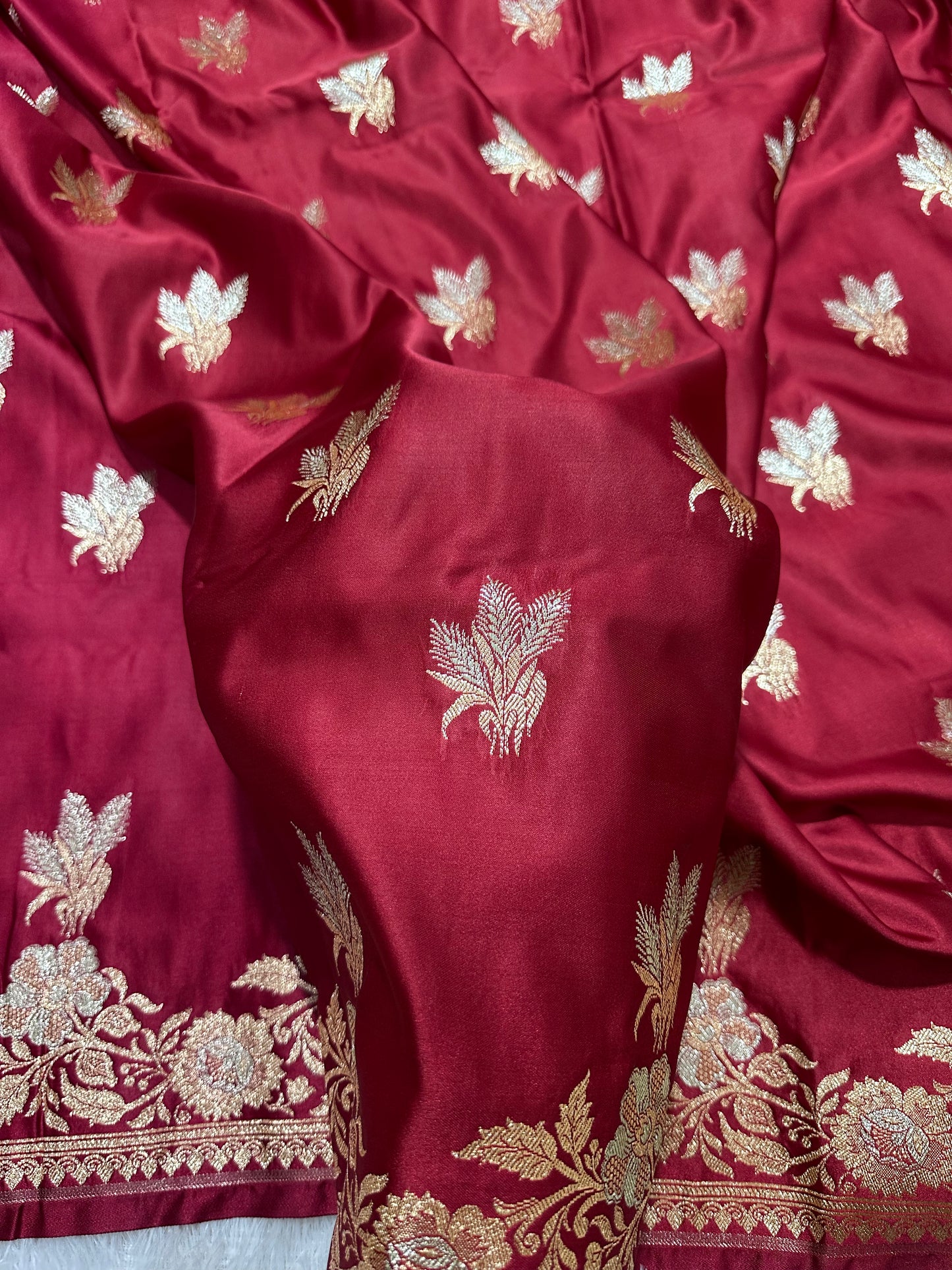 Elegant Maroon Katan Silk Banarasi Saree with Delicate Floral Arch Border and Traditional Bouquet Leaf Butis