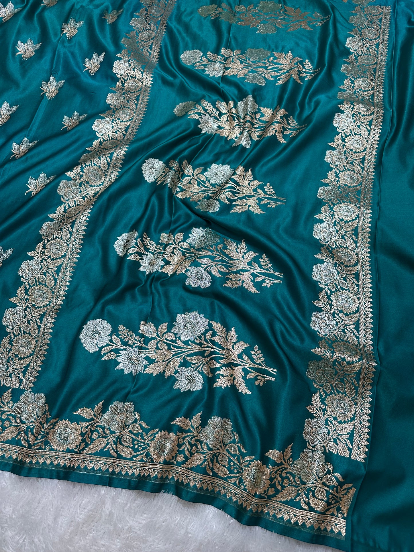 Premium Peacock Blue Katan Silk Banarasi Saree with Delicate Floral Arch Border and Traditional Bouquet Leaf Butis