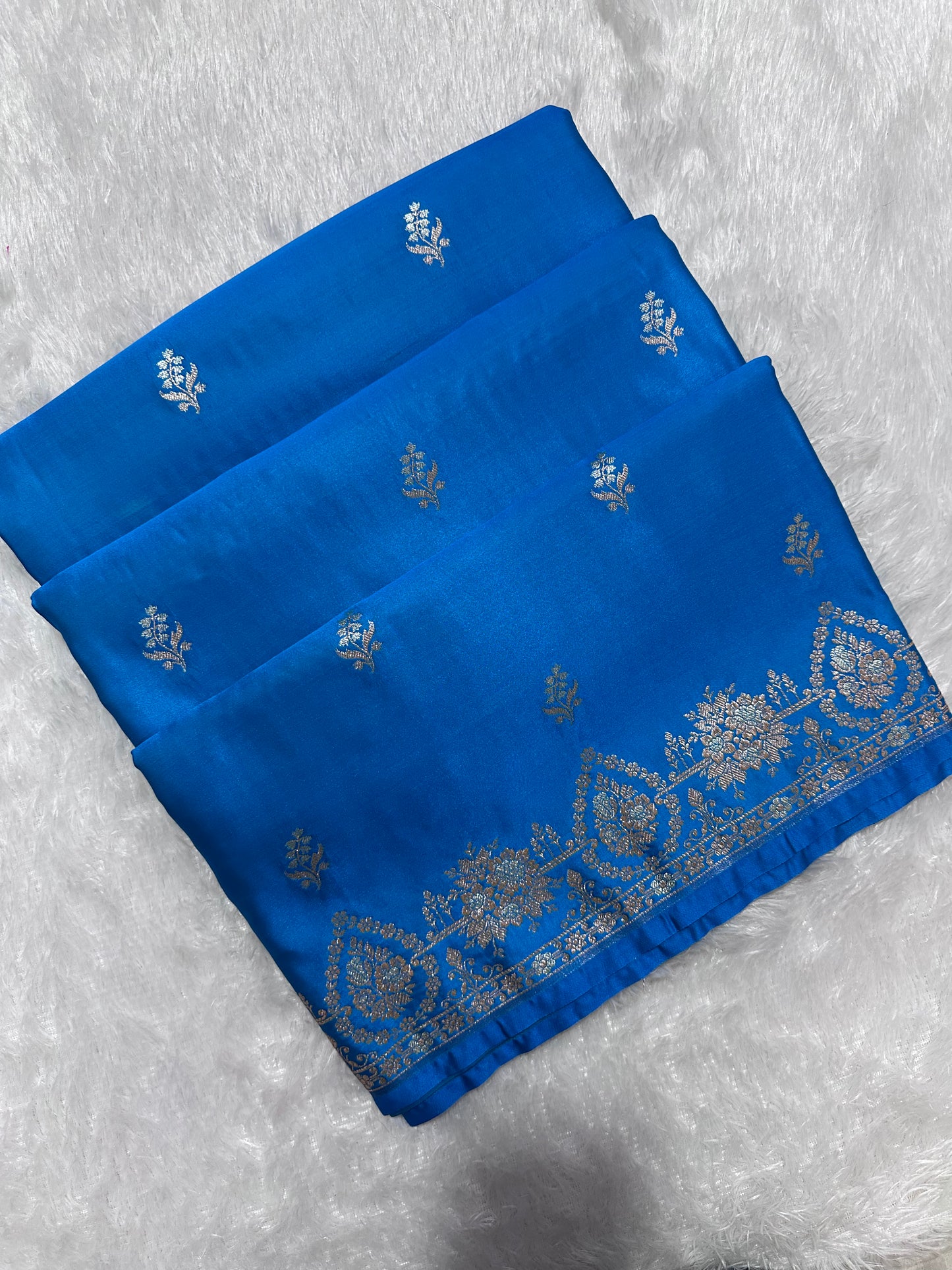 Elegant Royal Cerulean Blue Katan Silk Banarasi Saree with Delicate Floral Arch Border and Full-Bloomed Rose Butis