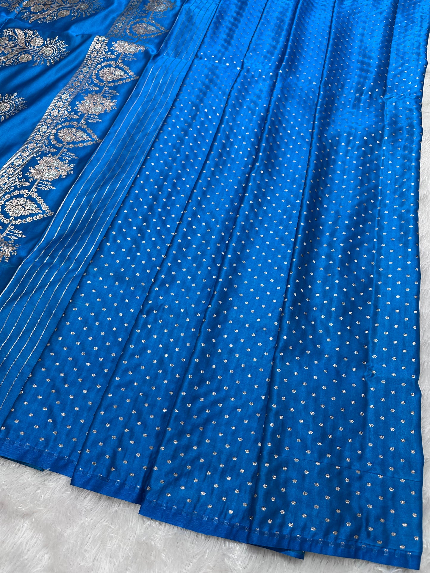 Elegant Royal Cerulean Blue Katan Silk Banarasi Saree with Delicate Floral Arch Border and Full-Bloomed Rose Butis