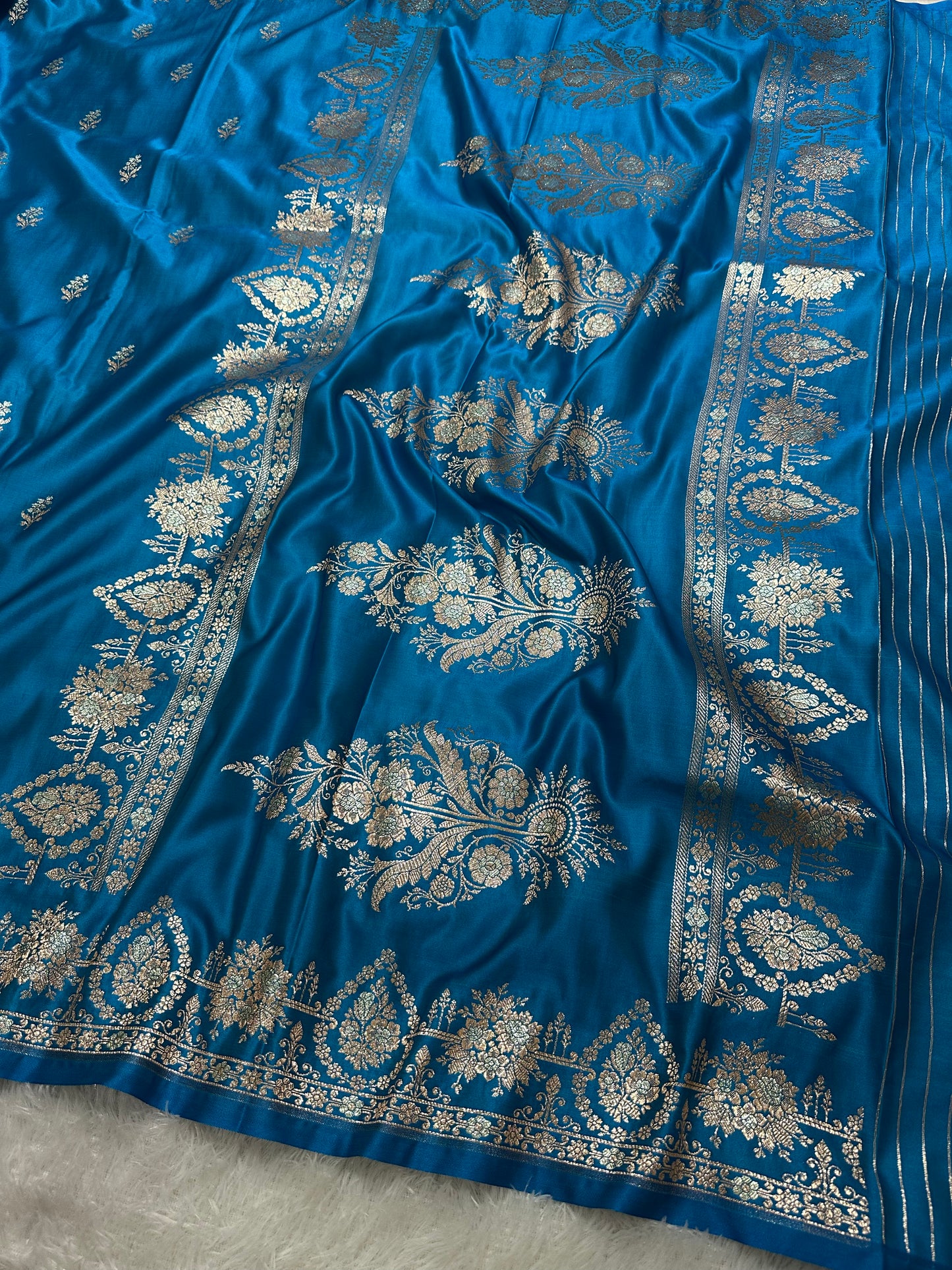 Elegant Royal Cerulean Blue Katan Silk Banarasi Saree with Delicate Floral Arch Border and Full-Bloomed Rose Butis