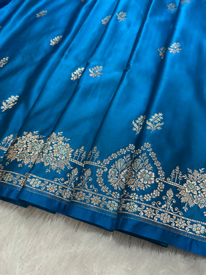 Elegant Royal Cerulean Blue Katan Silk Banarasi Saree with Delicate Floral Arch Border and Full-Bloomed Rose Butis