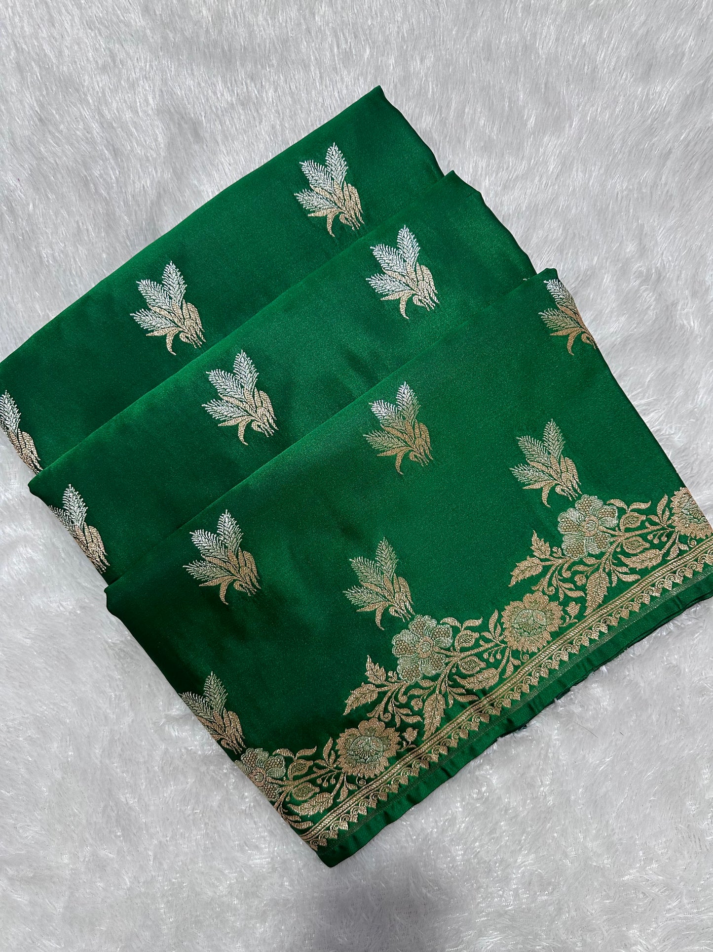 Premium Bottle Green Katan Silk Banarasi Saree with Delicate Floral Arch Border and Traditional Bouquet Leaf Butis