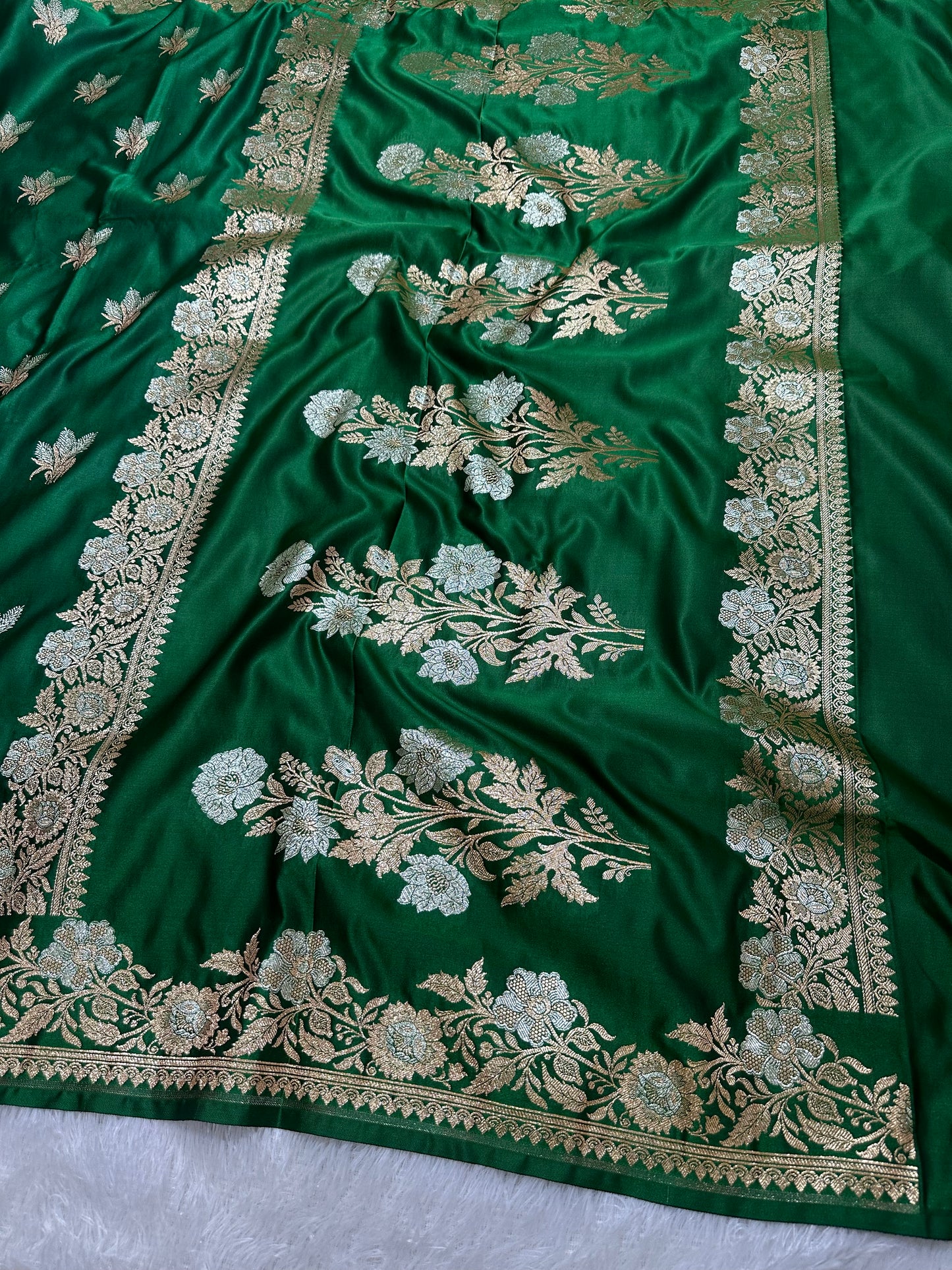 Premium Bottle Green Katan Silk Banarasi Saree with Delicate Floral Arch Border and Traditional Bouquet Leaf Butis
