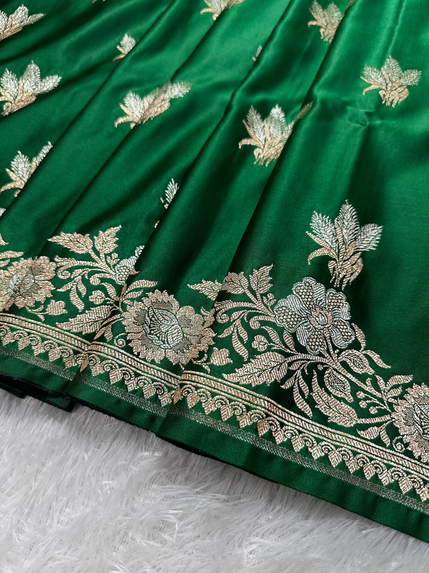 Premium Bottle Green Katan Silk Banarasi Saree with Delicate Floral Arch Border and Traditional Bouquet Leaf Butis