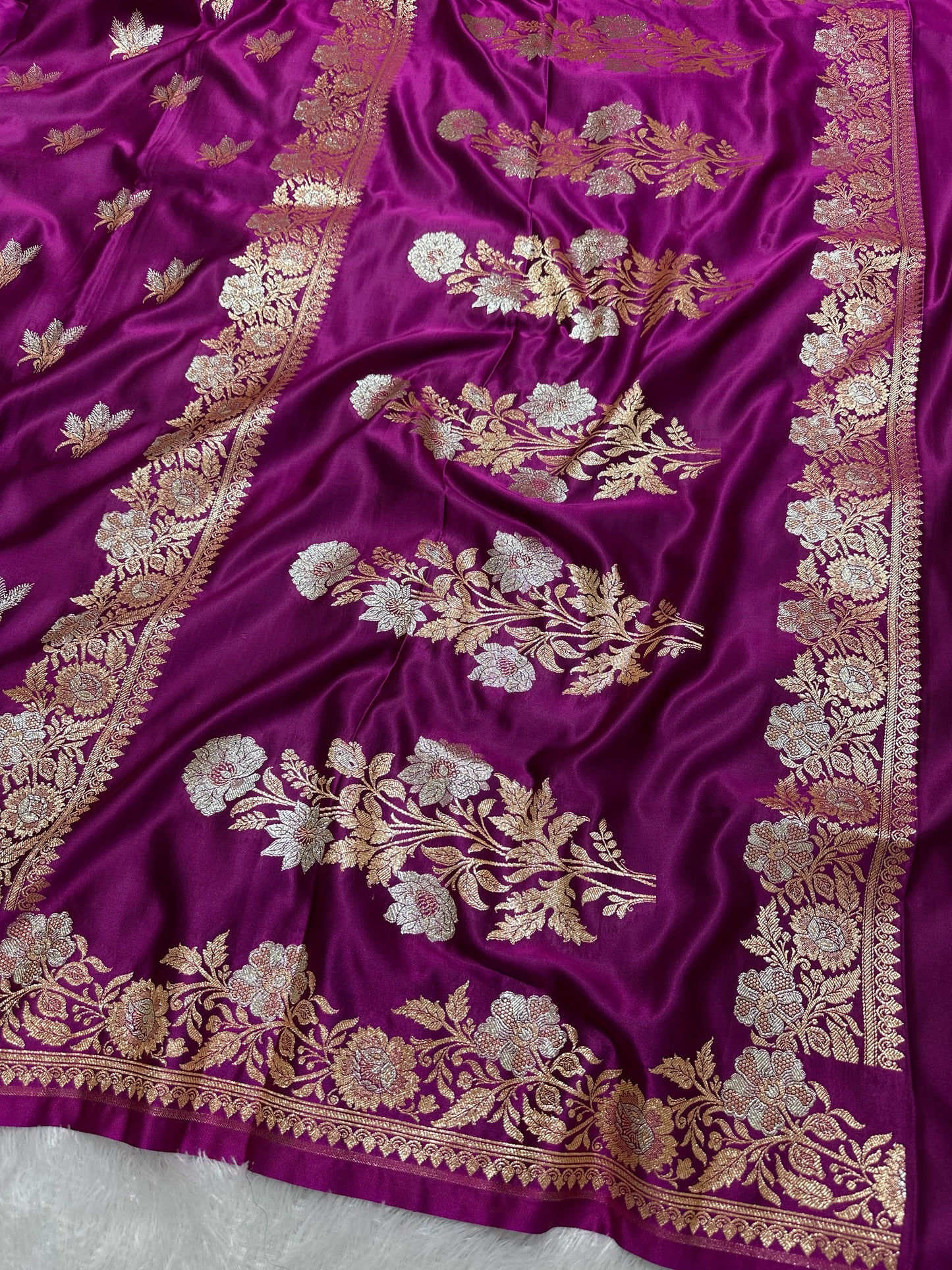 Elegant Magenta Purple Katan Silk Banarasi Saree with Delicate Floral Arch Border and Traditional Bouquet Leaf Butis
