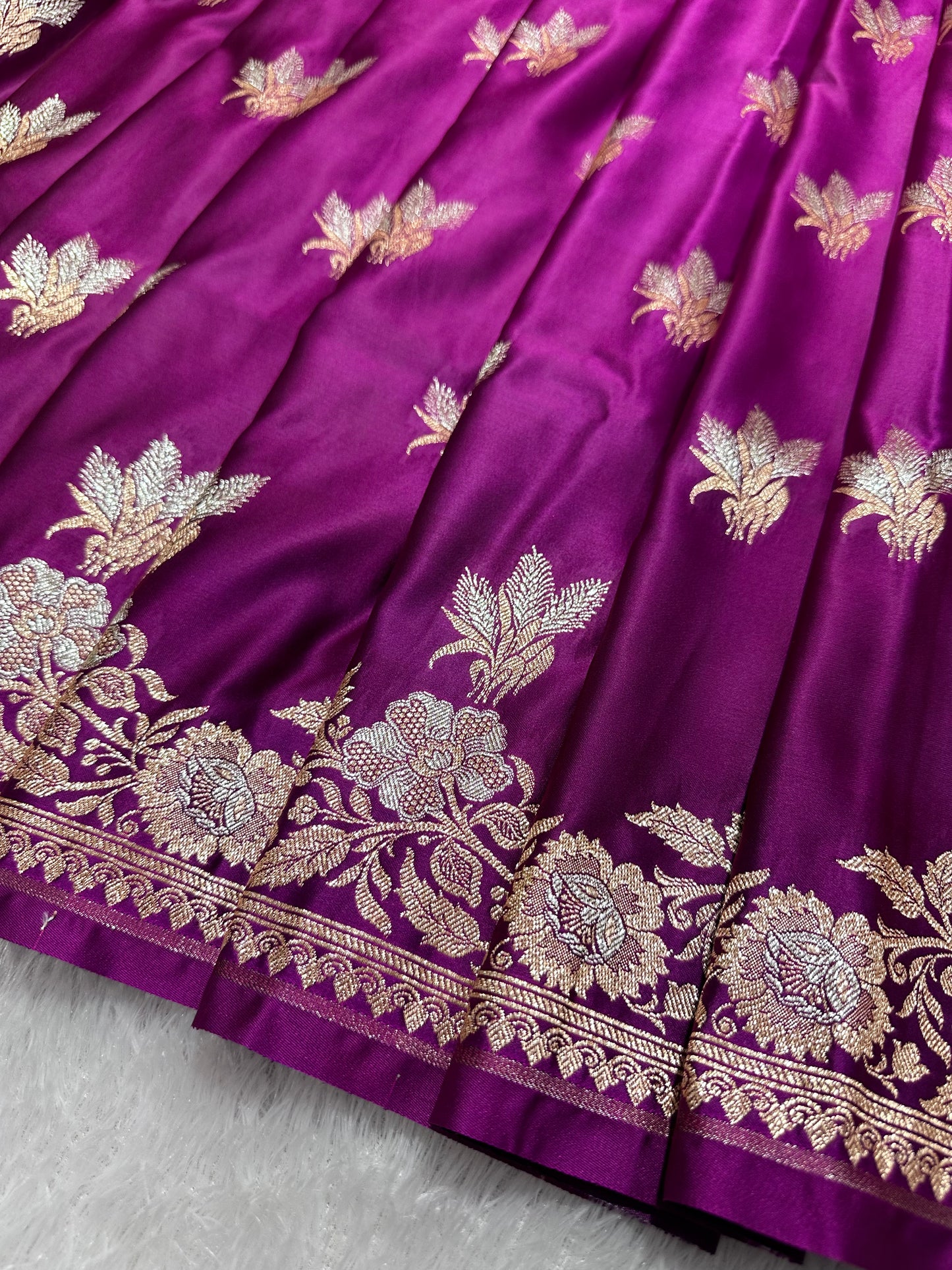 Elegant Magenta Purple Katan Silk Banarasi Saree with Delicate Floral Arch Border and Traditional Bouquet Leaf Butis