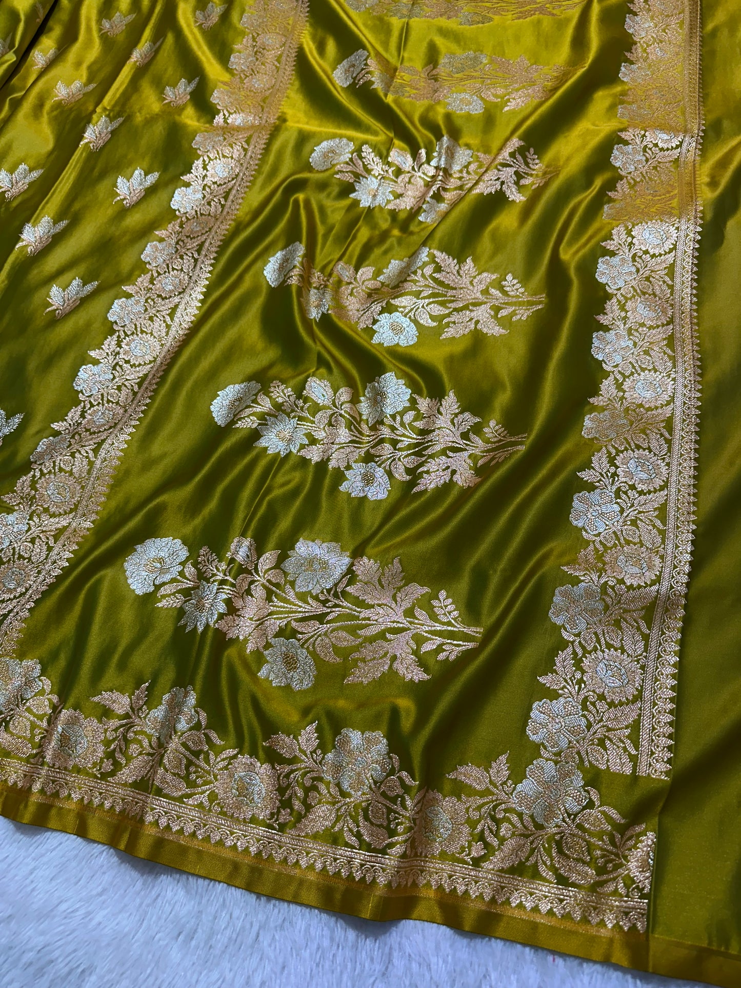 Elegant Olive Mehendi Green Katan Silk Banarasi Saree with Delicate Floral Arch Border and Traditional Bouquet Leaf Butis