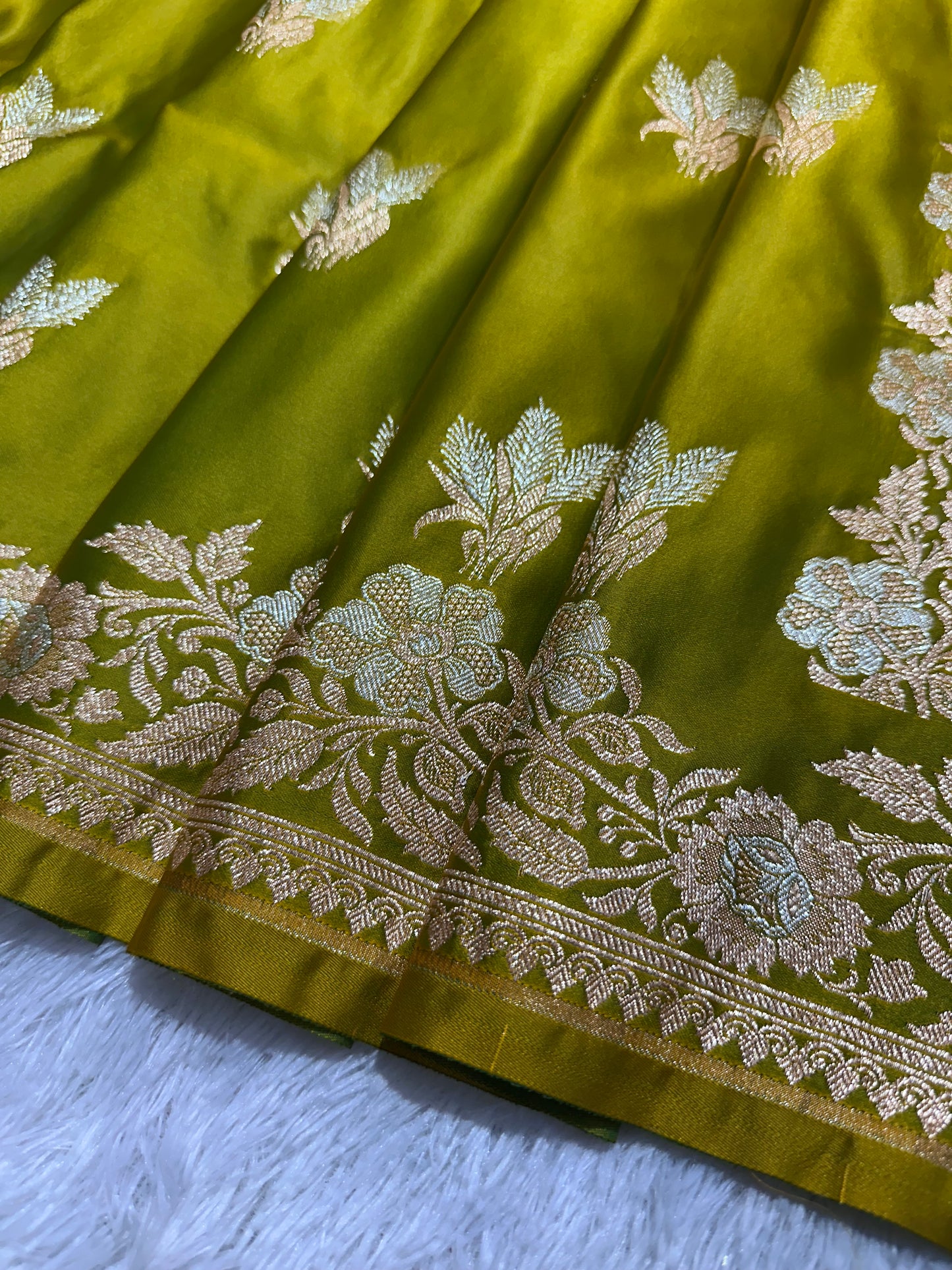 Elegant Olive Mehendi Green Katan Silk Banarasi Saree with Delicate Floral Arch Border and Traditional Bouquet Leaf Butis