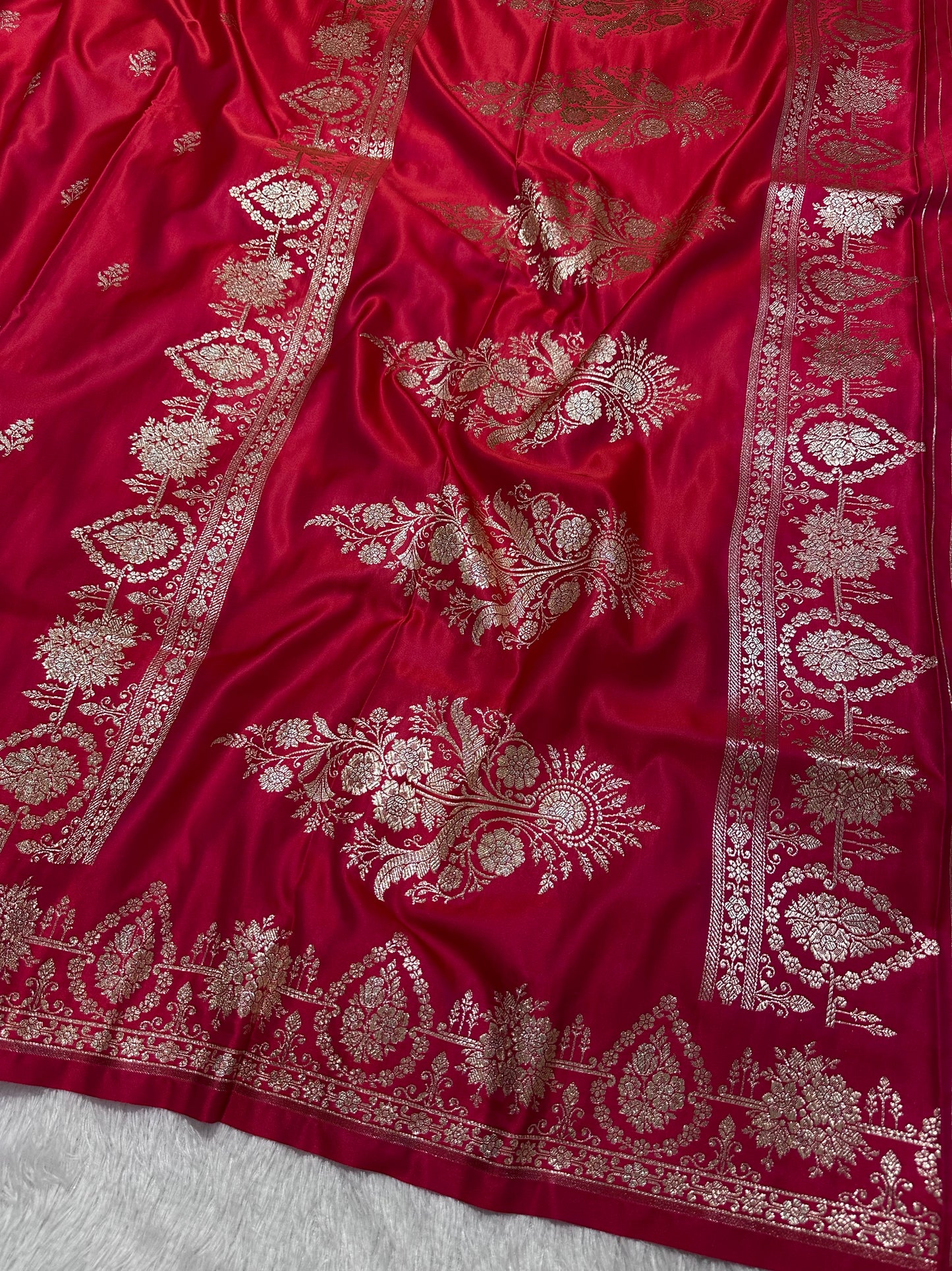 Ornate Rani Pink Katan Silk Banarasi Saree with Delicate Floral Arch Border and Full-Bloomed Rose Butis