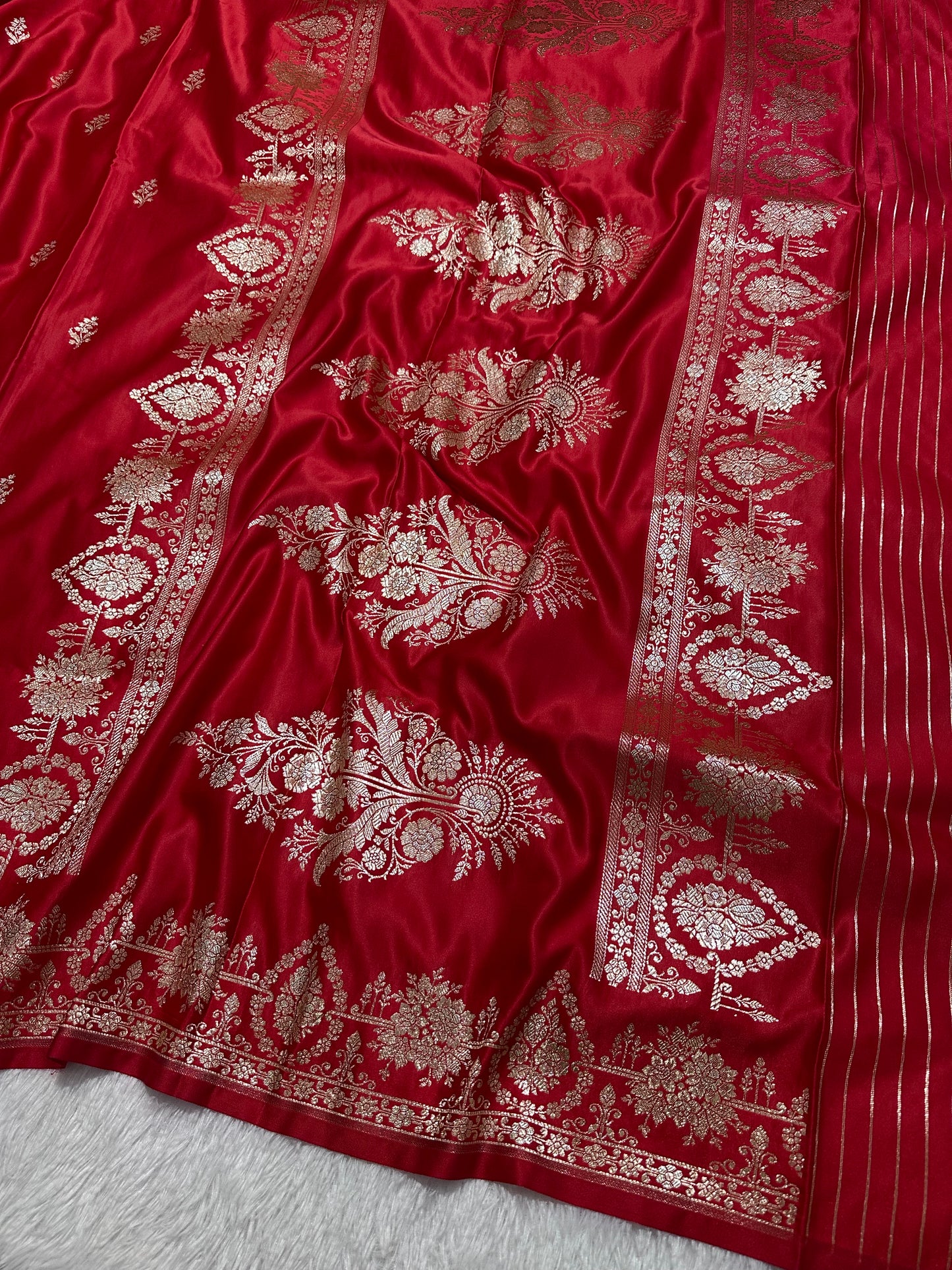 Elegant Crimson Red Katan Silk Banarasi Saree with Delicate Floral Arch Border and Full-Bloomed Rose Butis