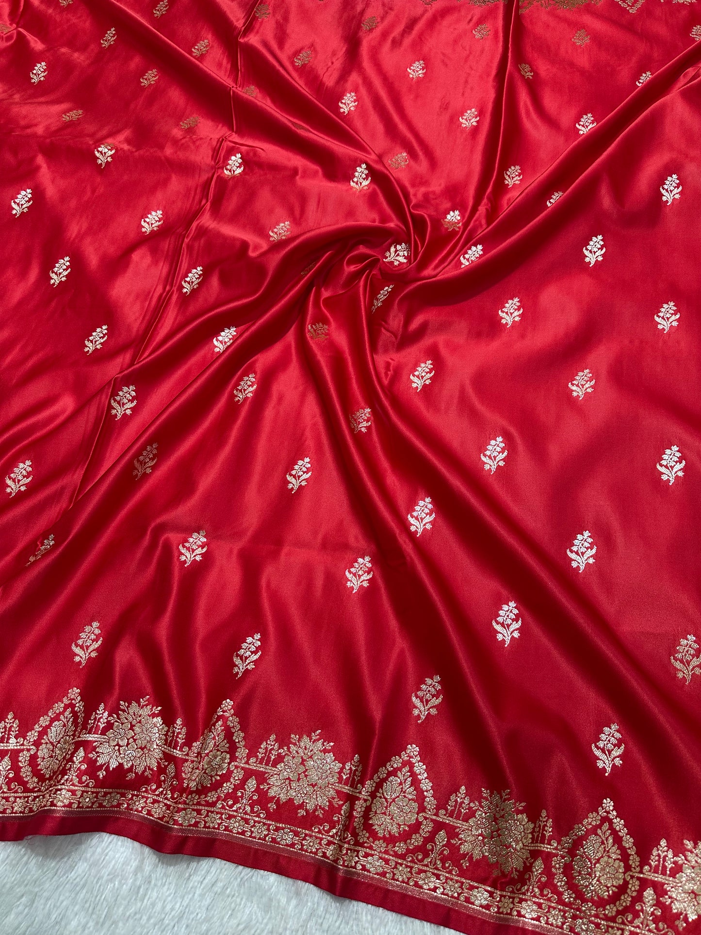 Elegant Crimson Red Katan Silk Banarasi Saree with Delicate Floral Arch Border and Full-Bloomed Rose Butis